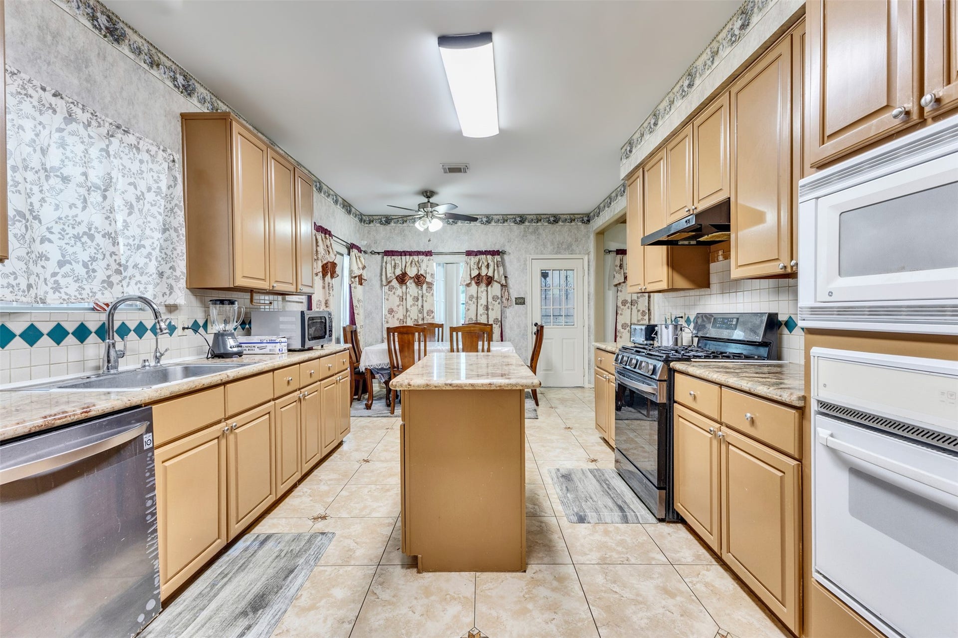 8914 Beawood Drive, Houston, TX 77083 8914 Beawood Drive, Houston, TX 77083