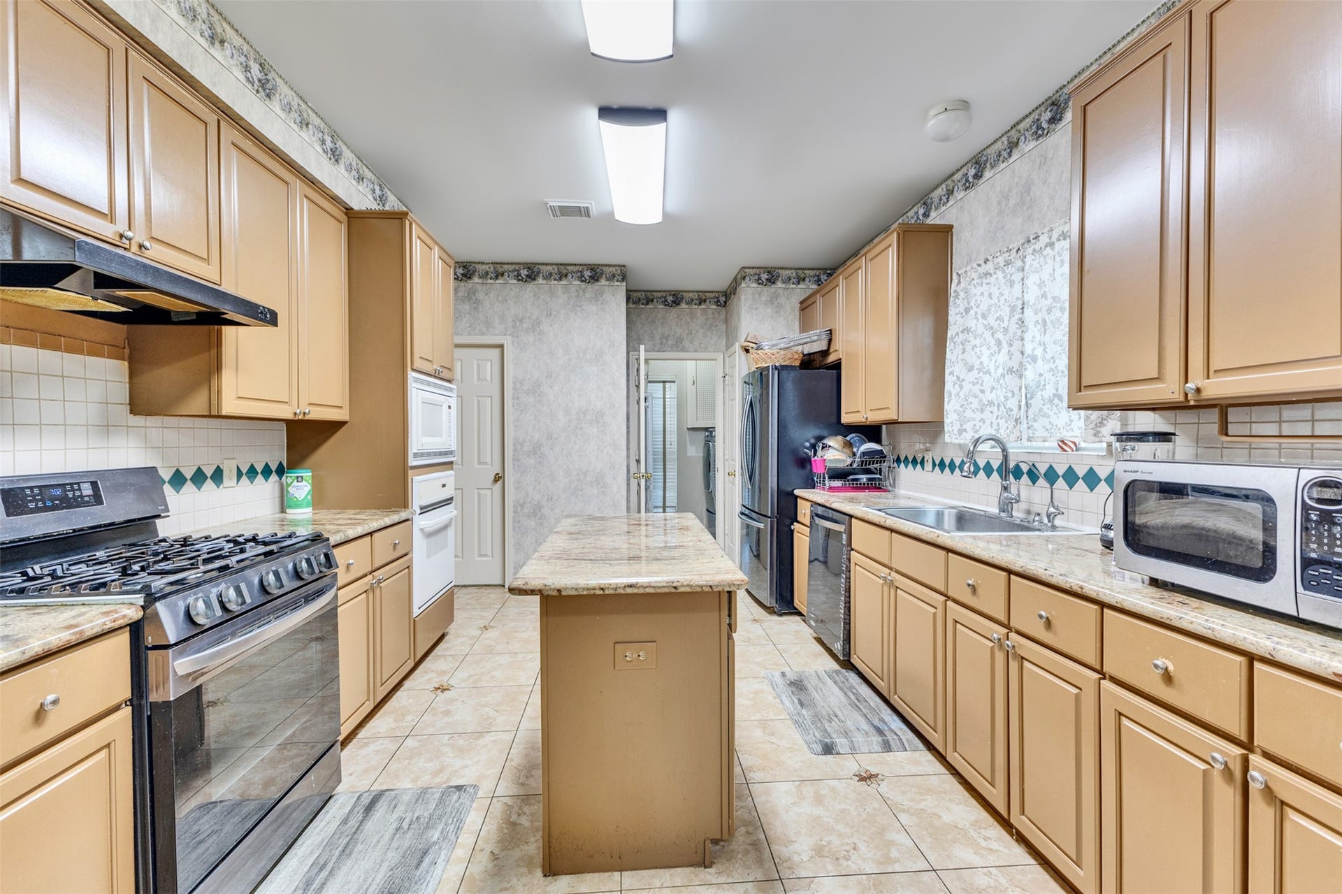 8914 Beawood Drive, Houston, TX 77083 8914 Beawood Drive, Houston, TX 77083