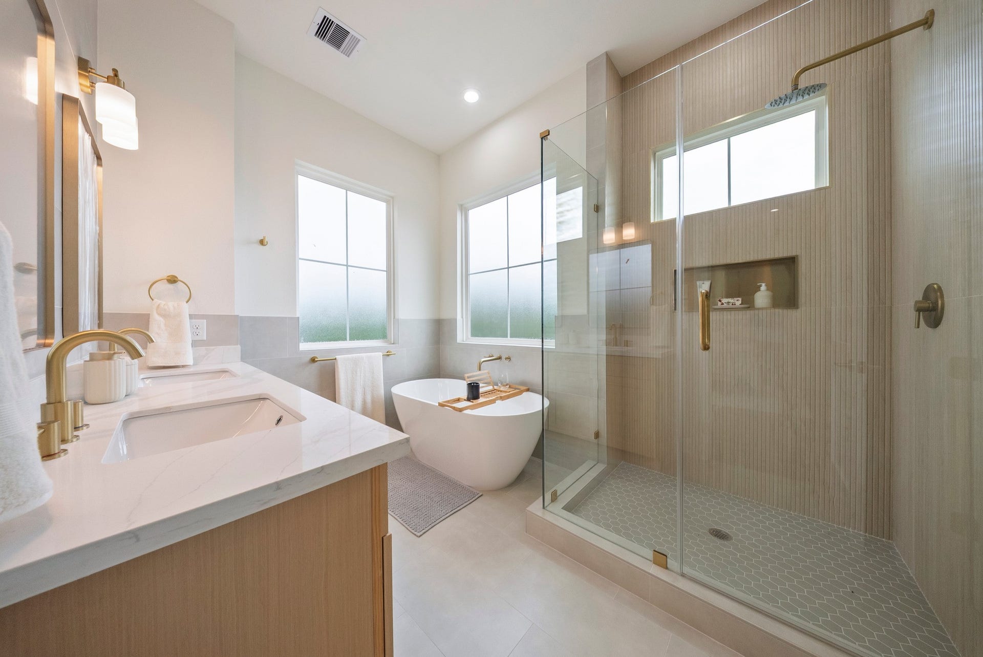 1106 Weiss Street, Houston, TX 77009 Primary bath