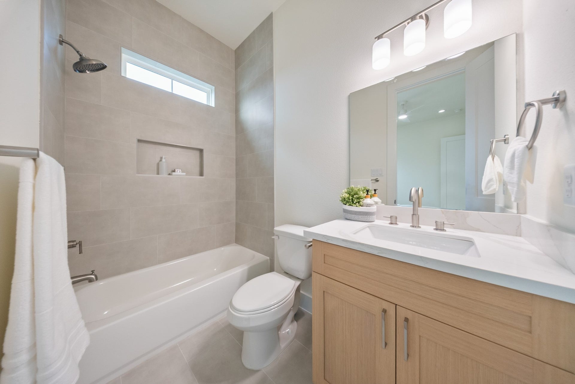 1106 Weiss Street, Houston, TX 77009 Secondary bath in third story