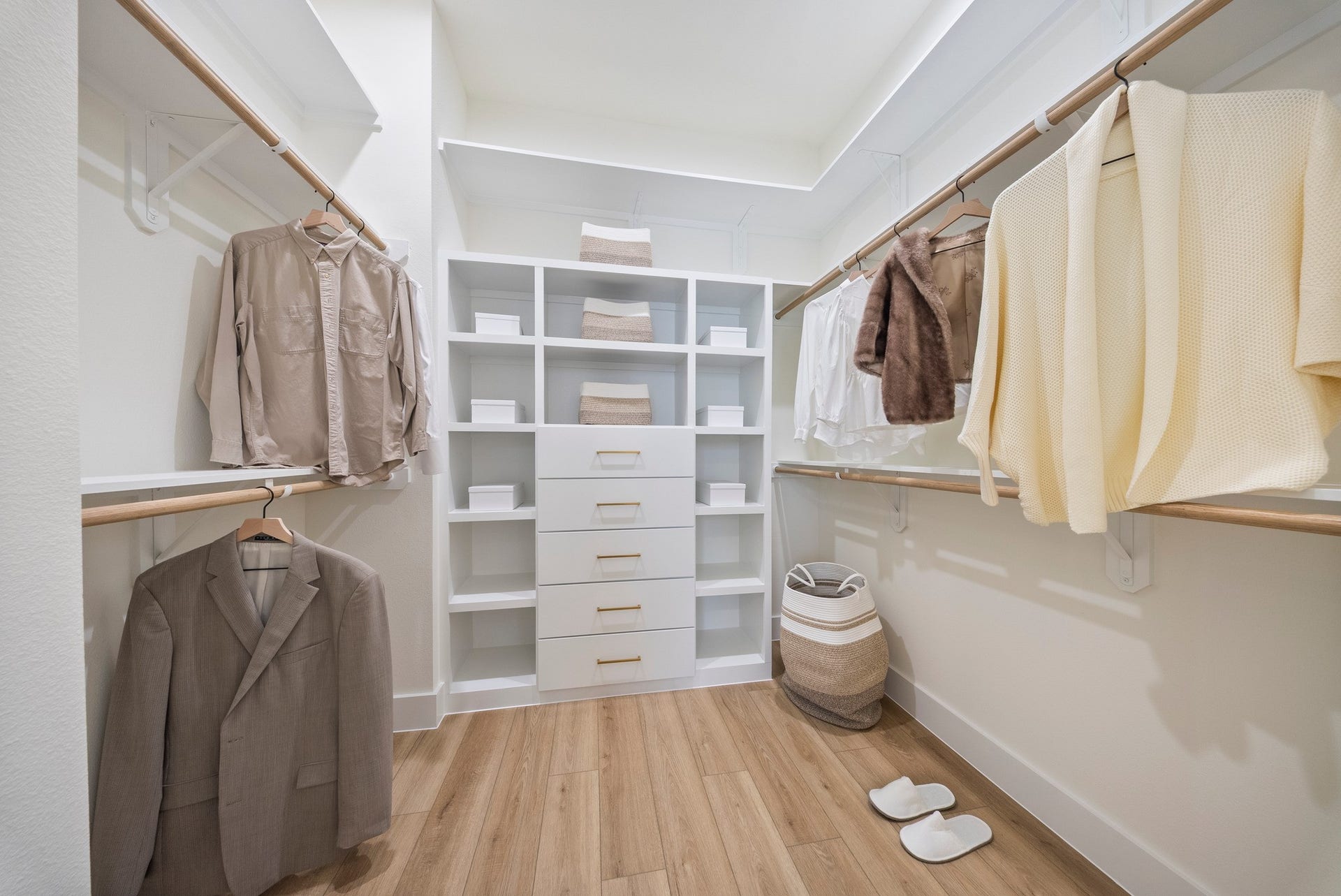 1106 Weiss Street, Houston, TX 77009 Primary closet
