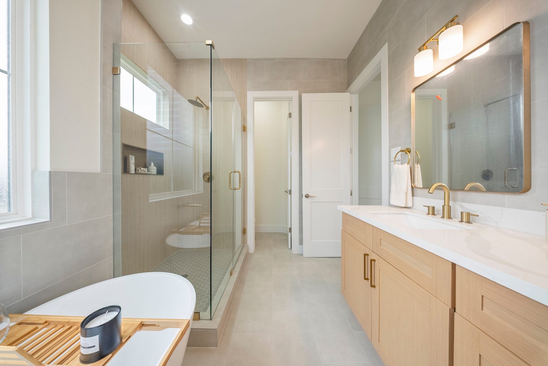 1106 Weiss Street, Houston, TX 77009 Primary bath