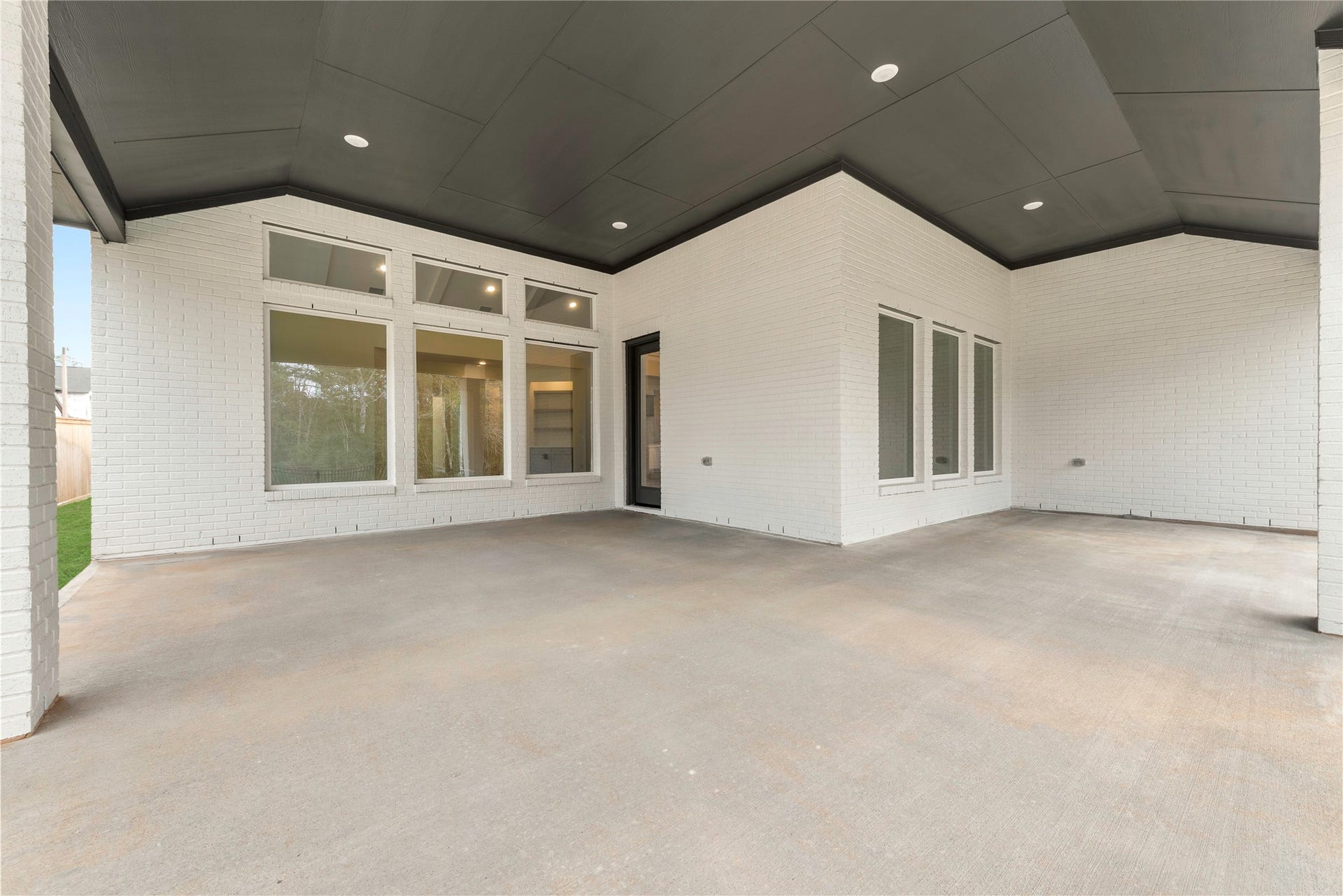 189 Arrow Wood Forest Court, Willis, TX 77318 Representative image; features, selections and colors may vary.
