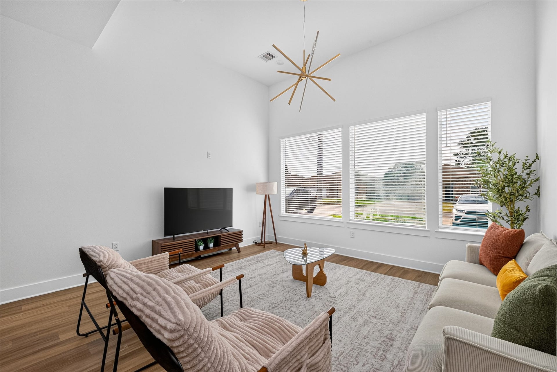 9309 Caddo Road, #B, Houston, TX 77078 Sunlight pours into this stunning living room, creating an airy, light-filled retreat designed for pure relaxation.