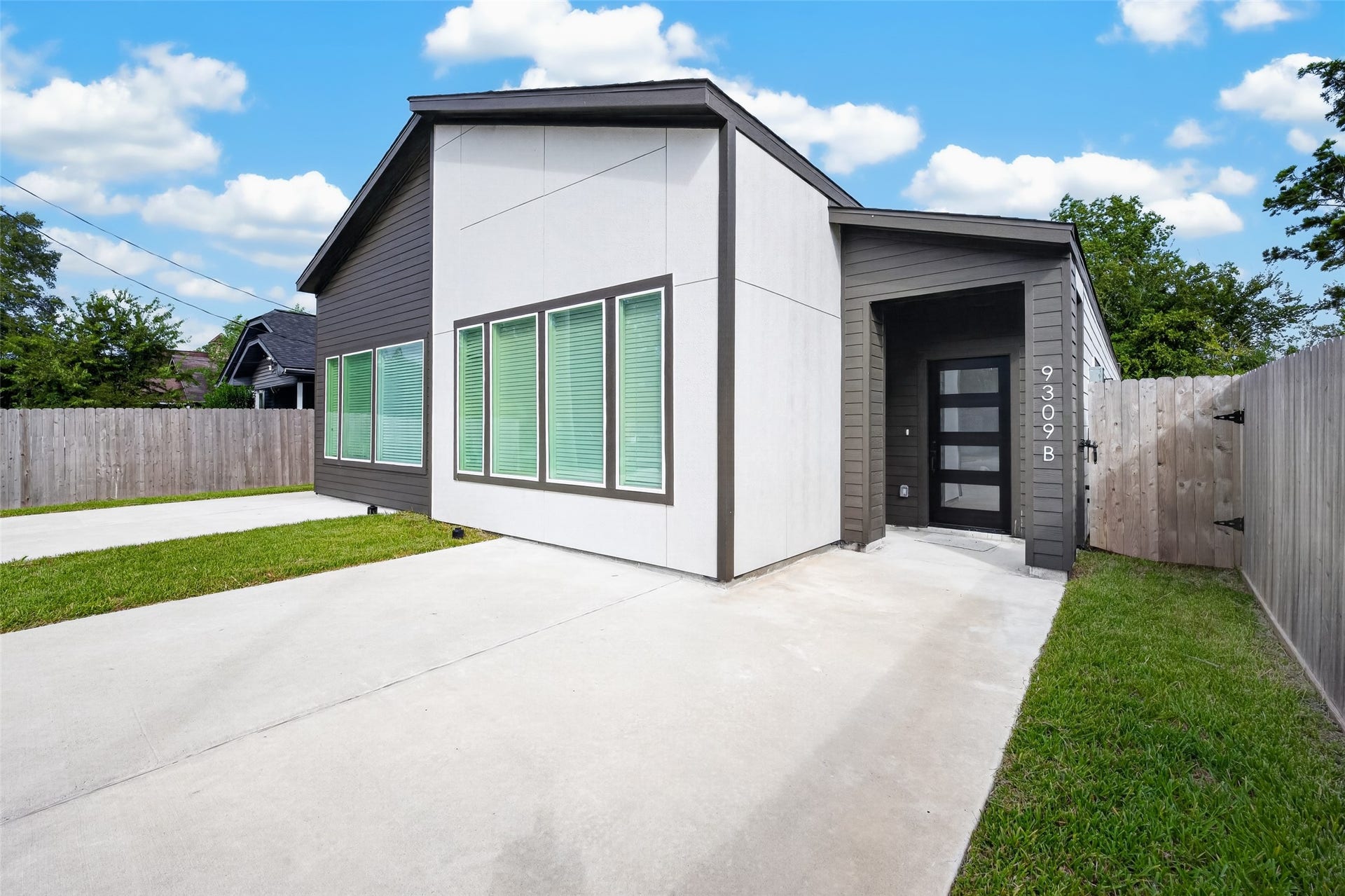 9309 Caddo Road, #B, Houston, TX 77078 Bold architecture meets effortless functionality. The clean lines, grand windows, and extra-wide driveway create an unforgettable modern impression that welcomes you home every single day.