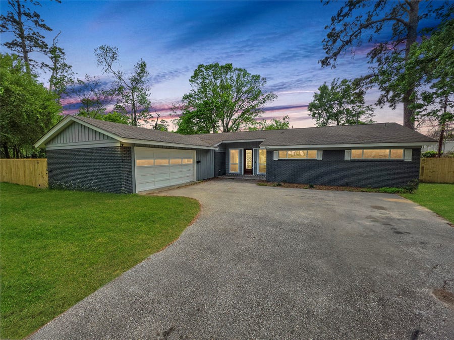 Property photo for 910 Royal Oak Drive, Dickinson, TX