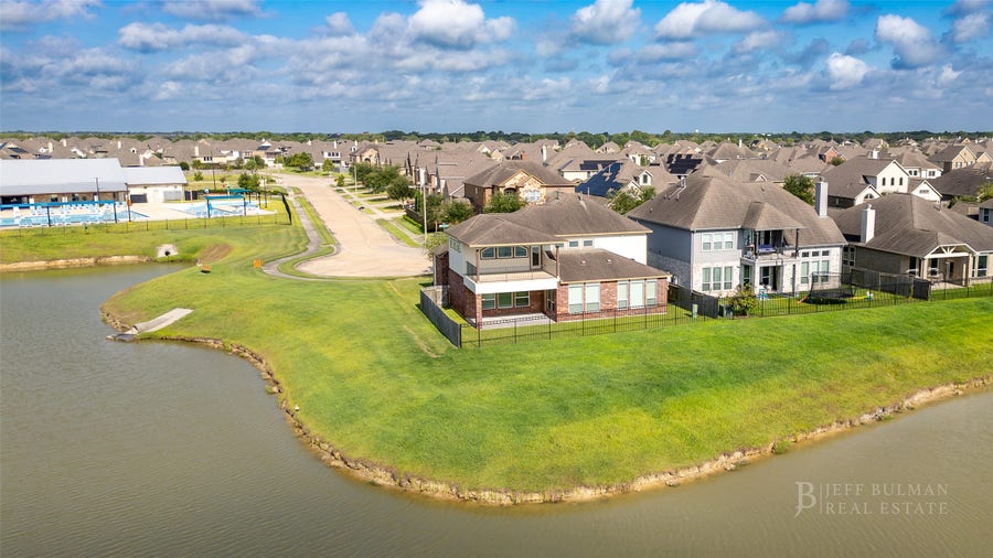 Property photo for 414 W Bend Drive, League City, TX