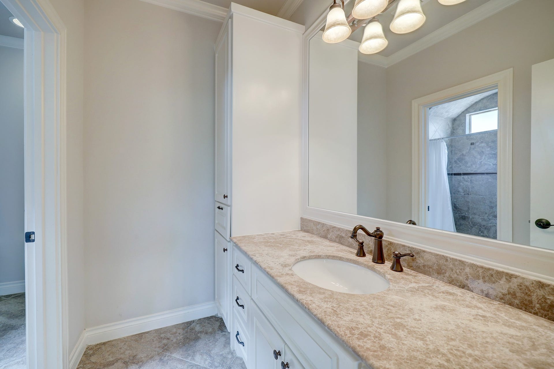 6004 Lake Street, Houston, TX 77005 Hollywood bath for two secondary bedrooms