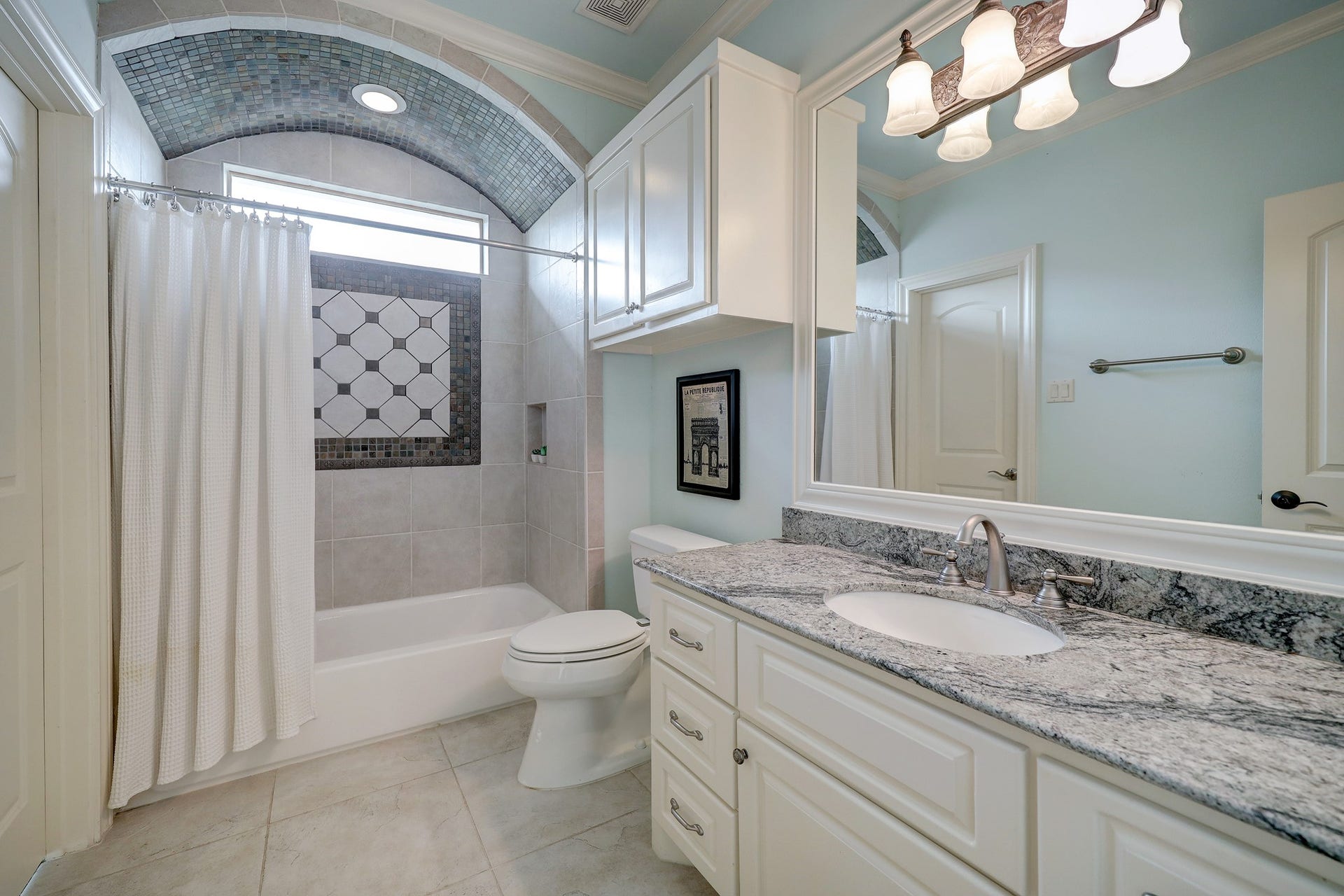 6004 Lake Street, Houston, TX 77005 Secondary bathroom