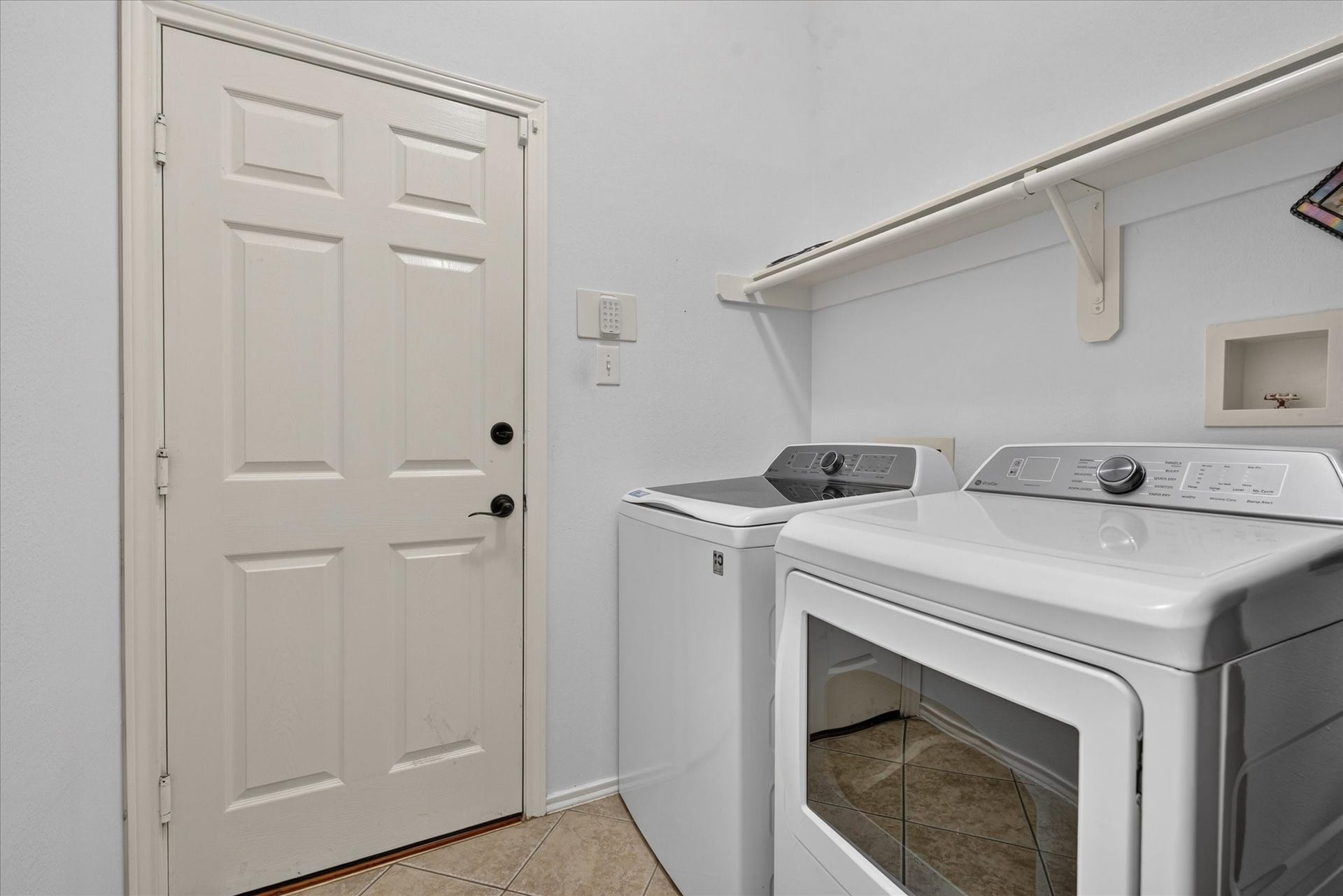 3523 Paigewood Drive, Pearland, TX 77584 Laundry Room