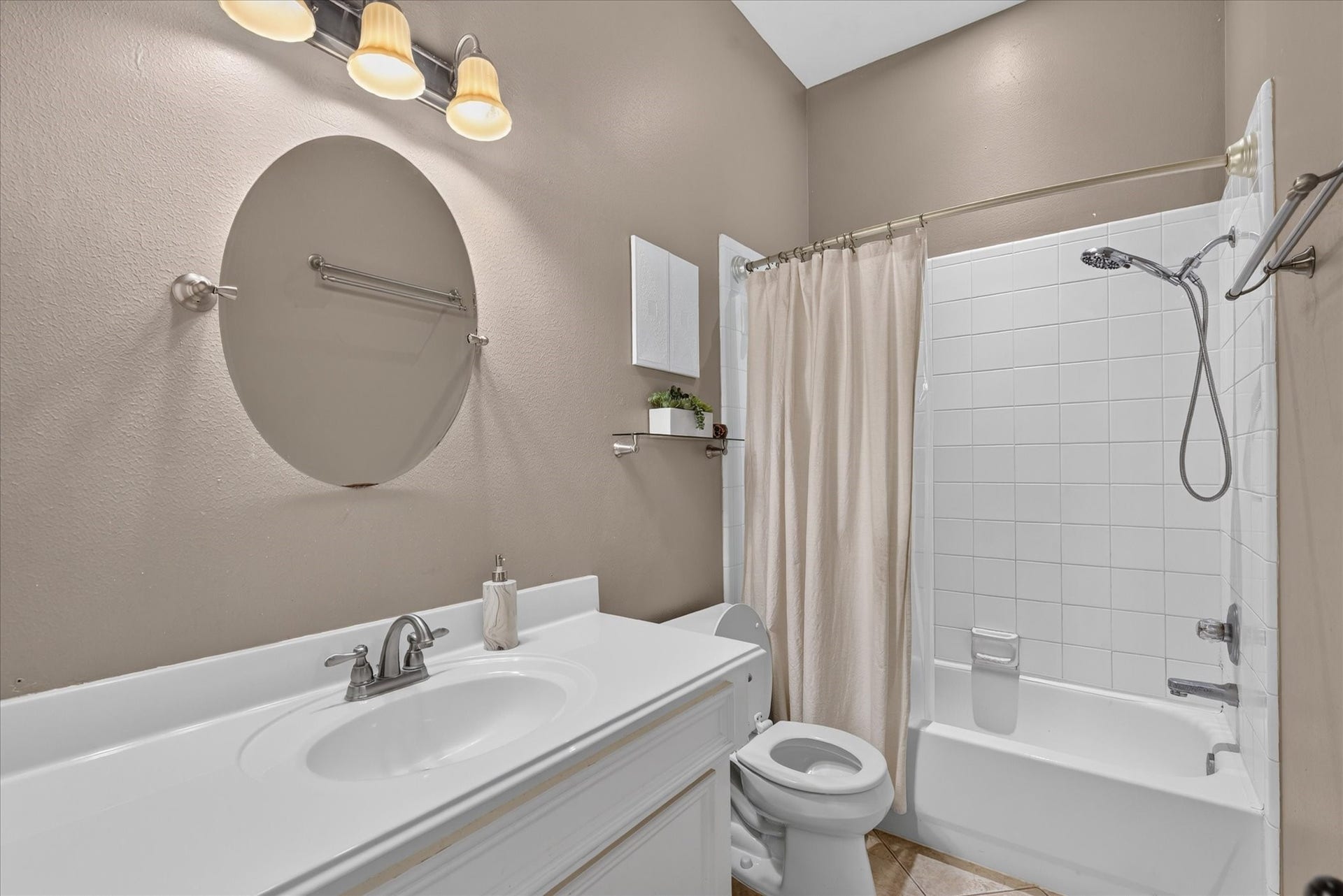 3523 Paigewood Drive, Pearland, TX 77584 Hall Bathroom