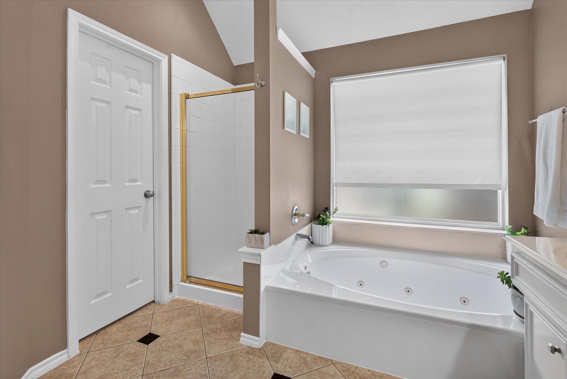 3523 Paigewood Drive, Pearland, TX 77584 Separate jetted tub