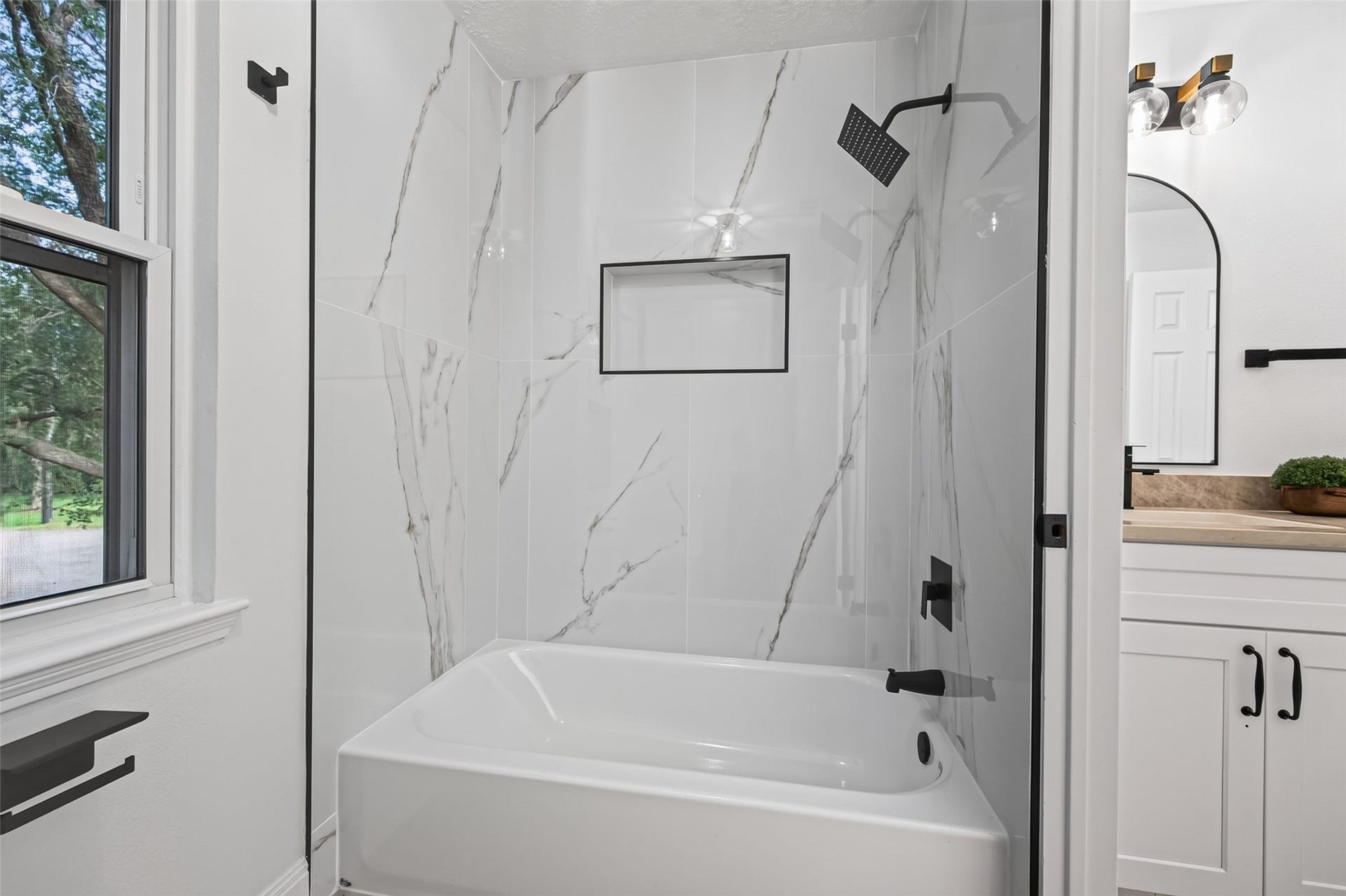 3811 Empress Lane, Richmond, TX 77406 Shower/Tube Upstairs