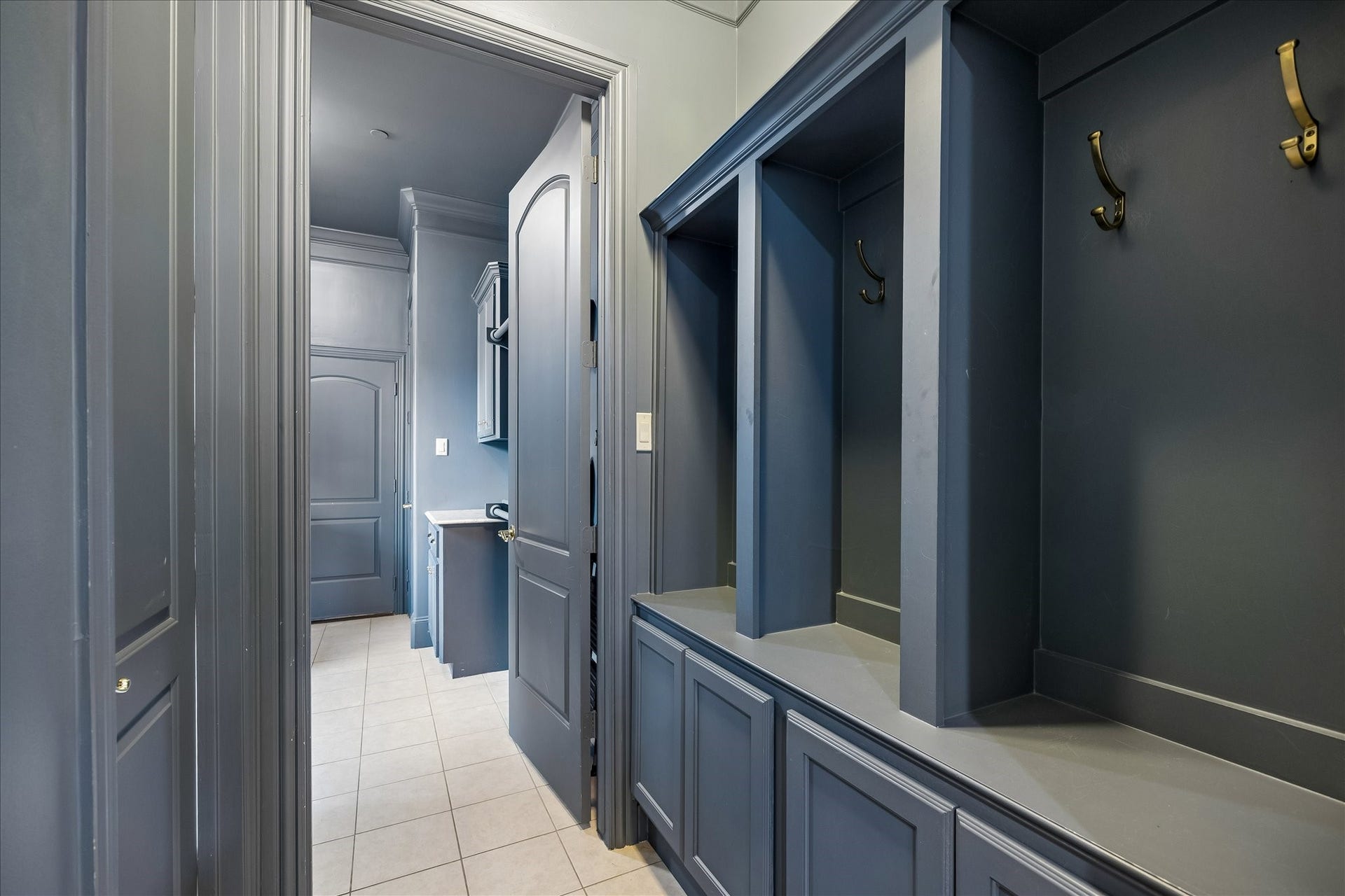 4802 Saxon Street, Bellaire, TX 77401 Spacious mudroom