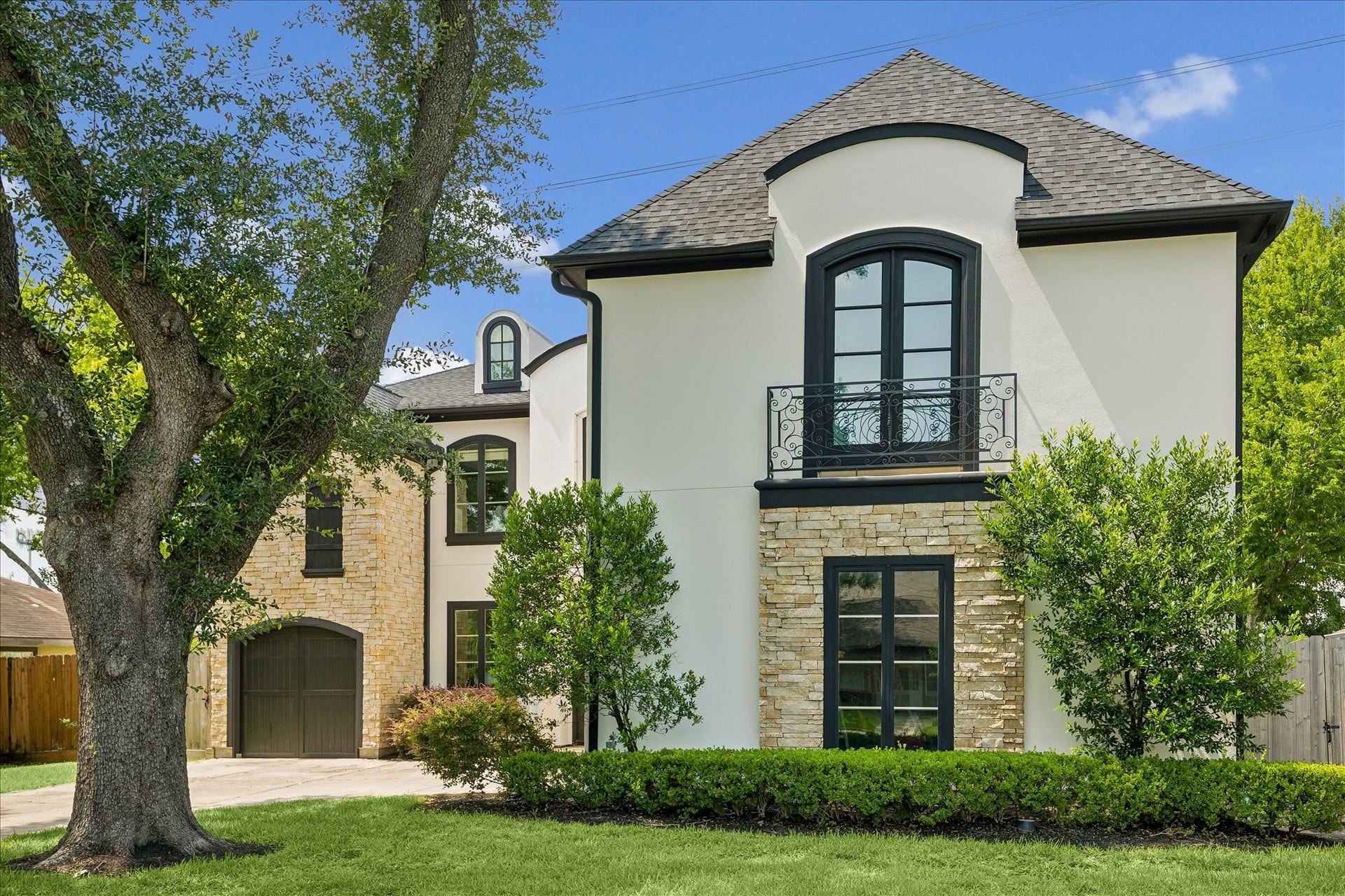 4802 Saxon Street, Bellaire, TX 77401 Ideally located with convenient access to the Galleria, Downtown Houston, and the Texas Medical Center.