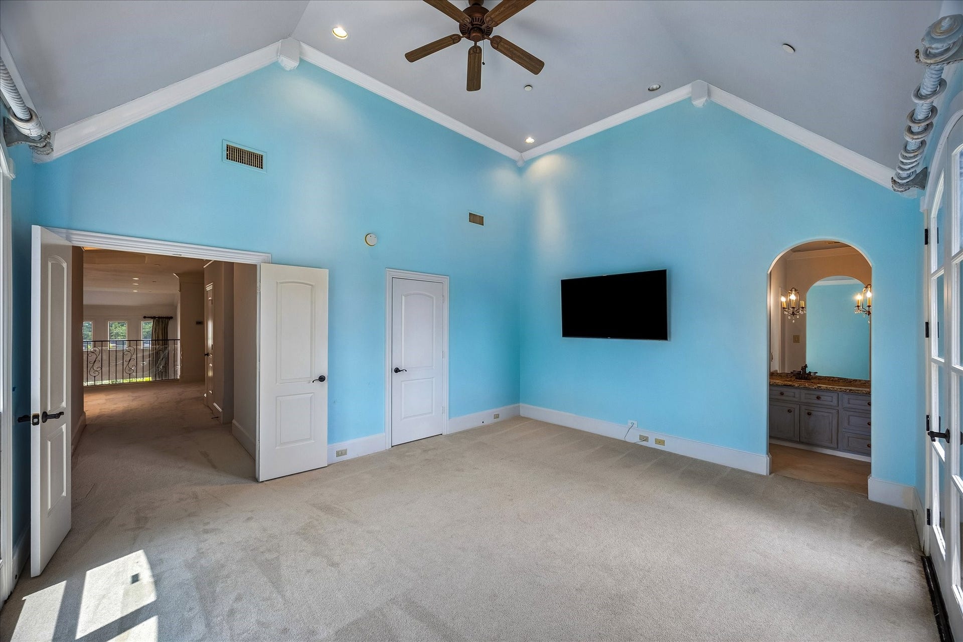 4802 Saxon Street, Bellaire, TX 77401 Secondary bedroom suite.