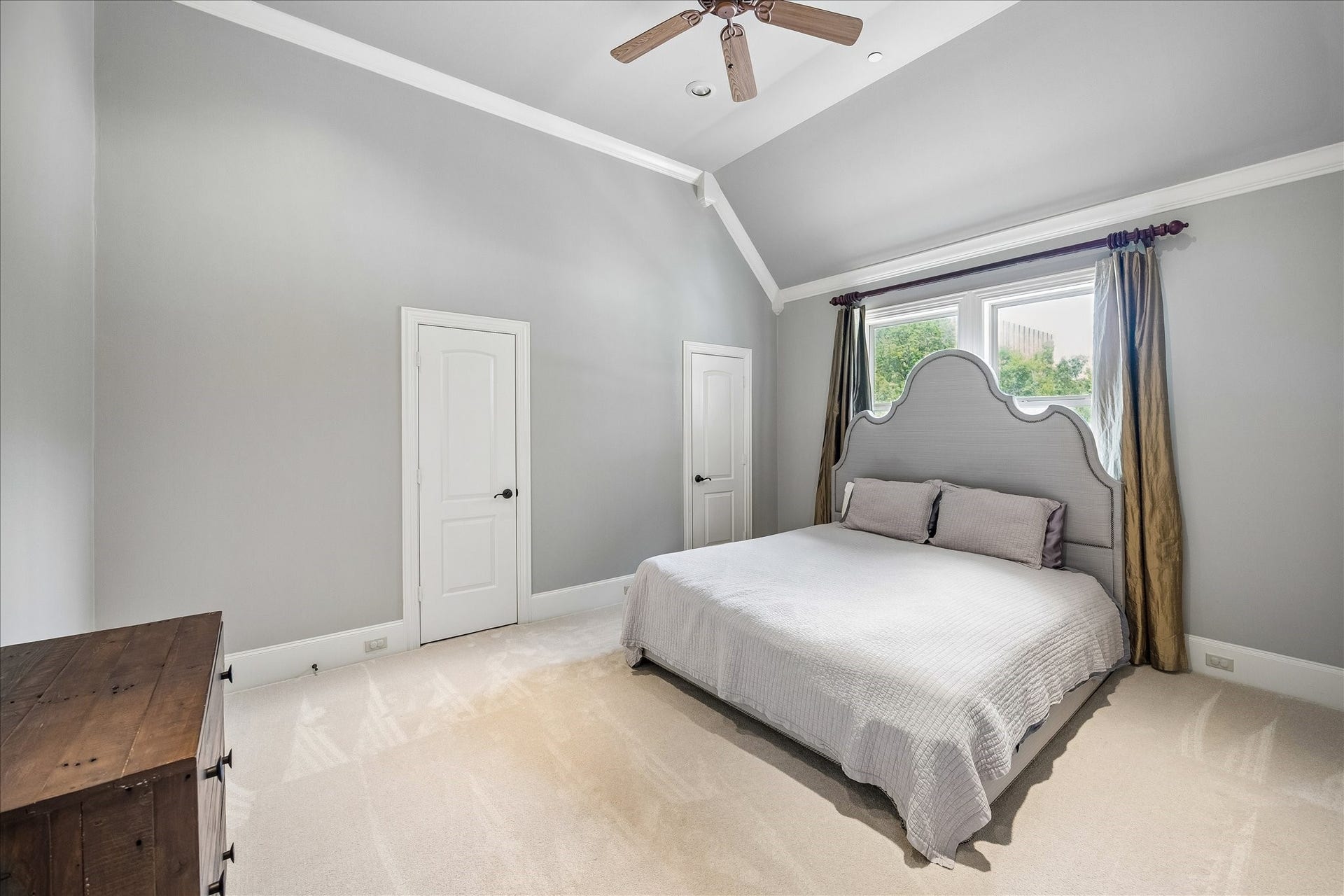 4802 Saxon Street, Bellaire, TX 77401 Secondary bedrooms are generously sized!