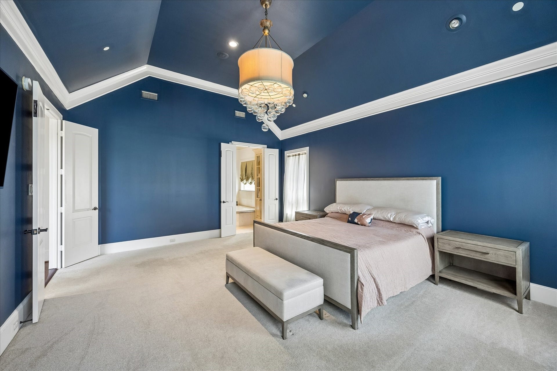 4802 Saxon Street, Bellaire, TX 77401 Oversized primary suite!