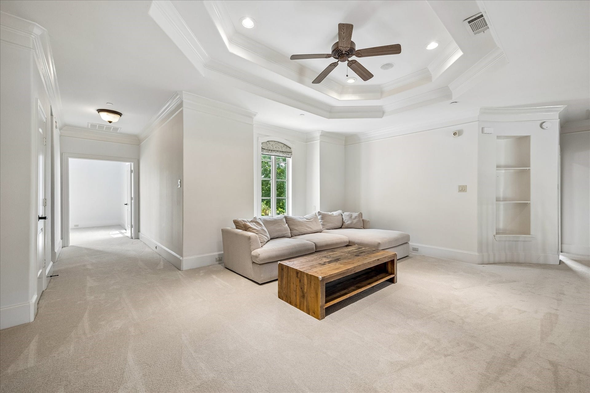 4802 Saxon Street, Bellaire, TX 77401 Upstairs gameroom is perfect to hang out and entertain.