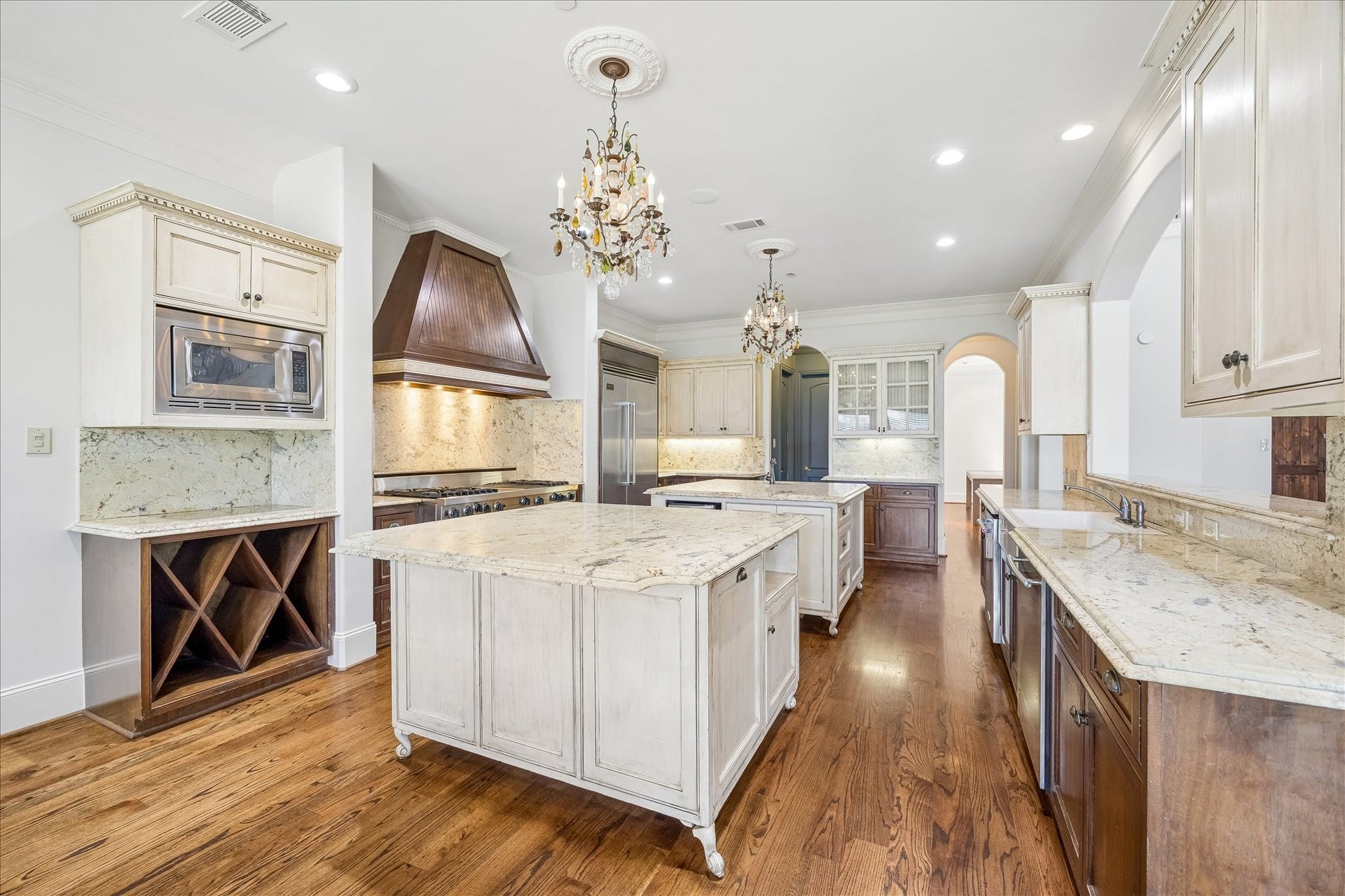 4802 Saxon Street, Bellaire, TX 77401 Double islands in kitchen.