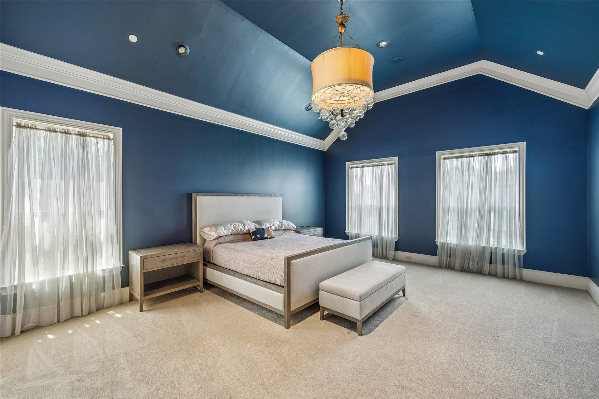 4802 Saxon Street, Bellaire, TX 77401 The primary suite with tons of space, perfect for turning into the ultimate relaxing retreat.