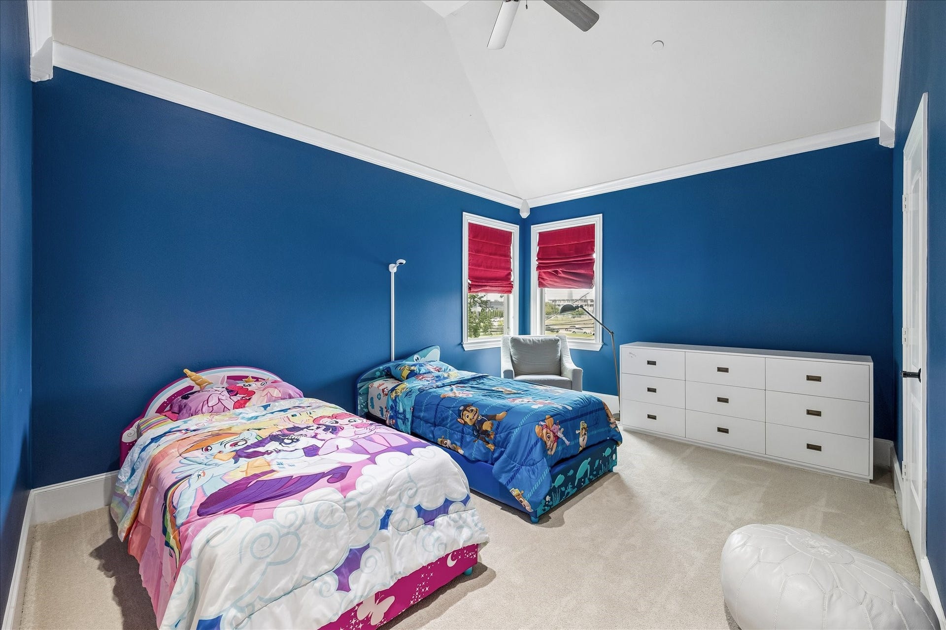 4802 Saxon Street, Bellaire, TX 77401 Secondary bedroom with high ceilings.