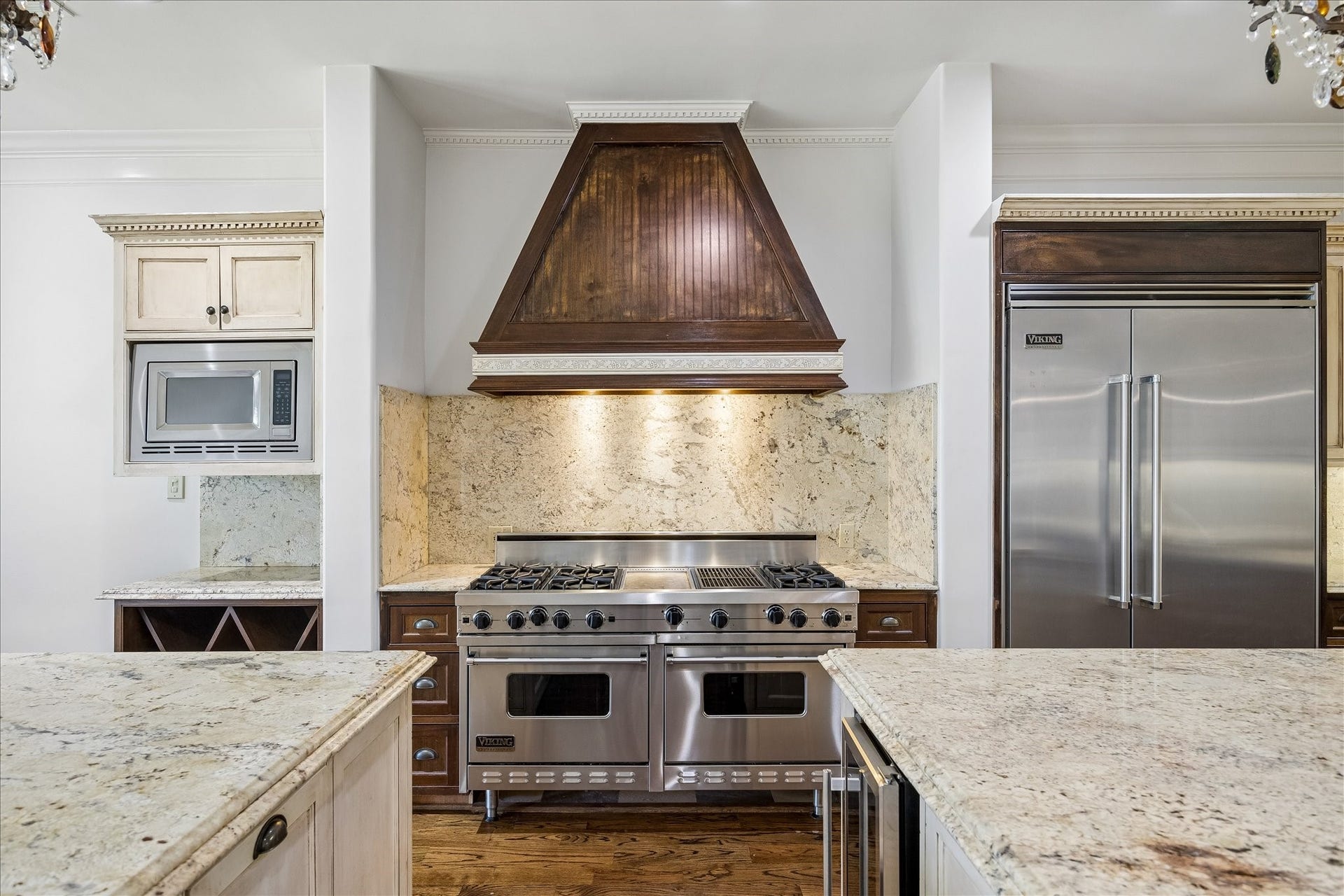 4802 Saxon Street, Bellaire, TX 77401 Fully equipped with a Viking Range.