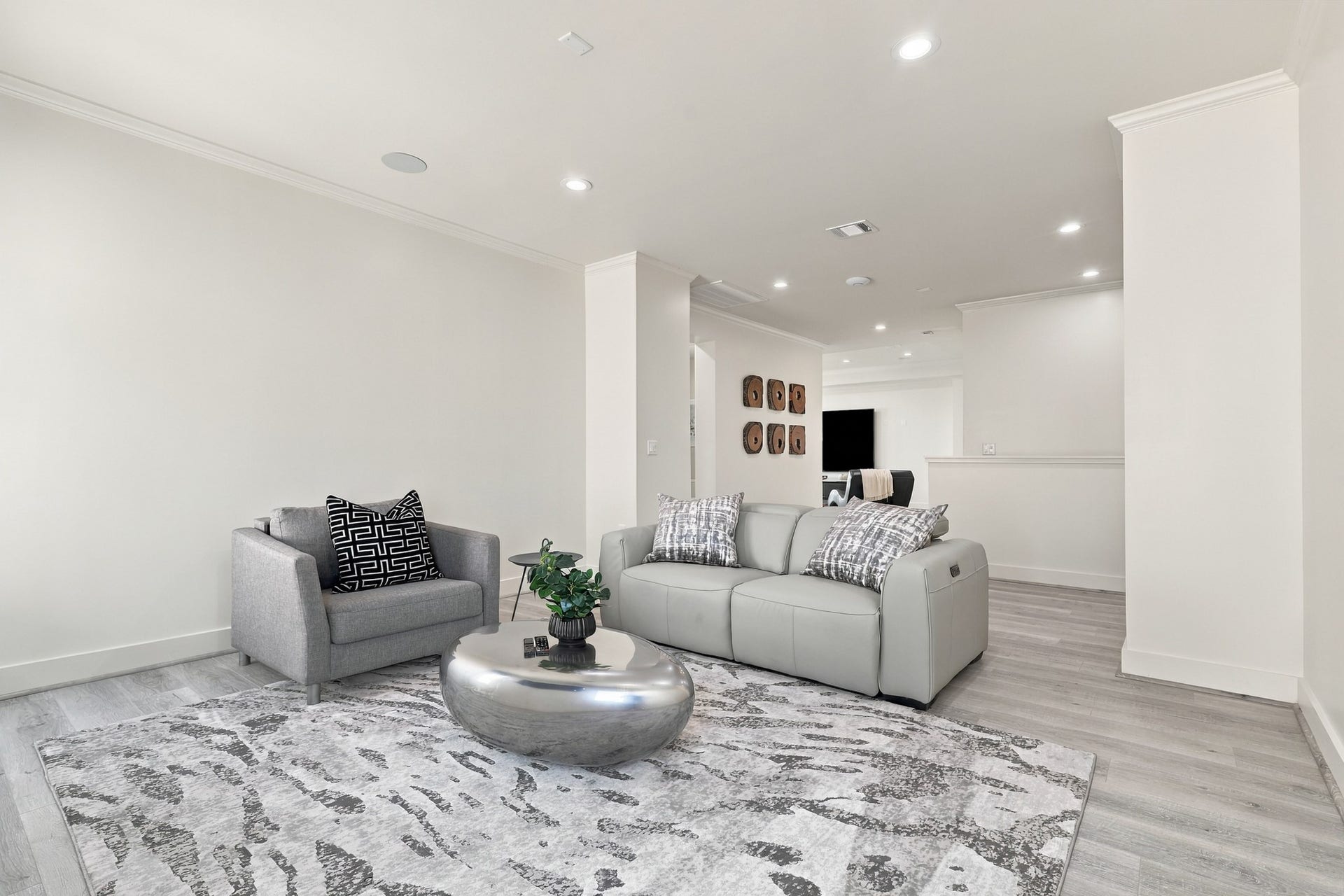 17211 Termini San Luis Pass Rd, Galveston, TX 77554 Additional Sitting area
An additional sitting area creates a welcoming place to read, relax, or enjoy a quiet conversation. Recessed lighting, crown molding, and coordinating flooring tie the space into the surrounding interior.