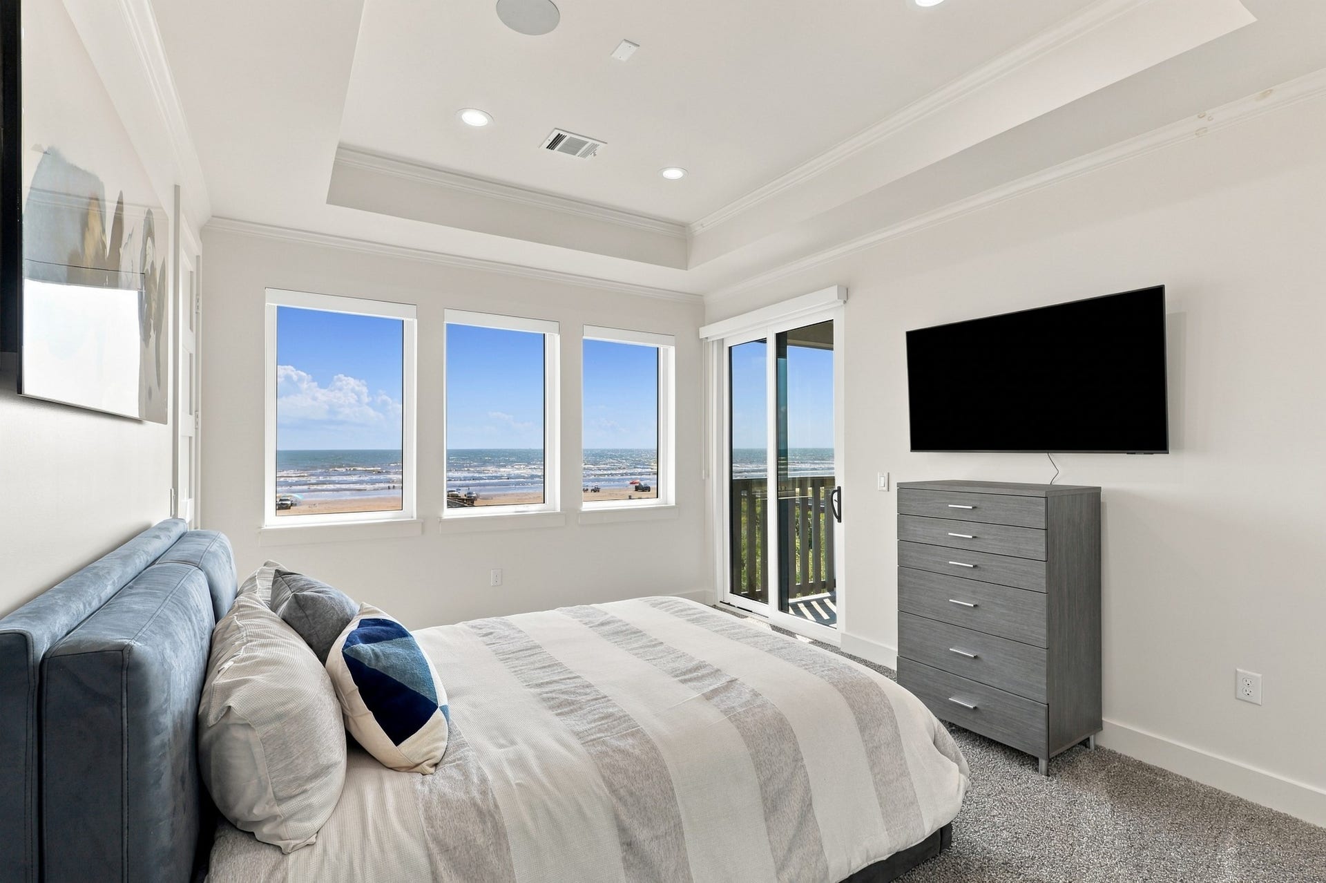 17211 Termini San Luis Pass Rd, Galveston, TX 77554 5th Gulf-view bedroom
Wake to sweeping Gulf views in this inviting bedroom, featuring three beachfront windows and direct access to a covered balcony. A tray ceiling and soft carpeting complete the peaceful retreat.