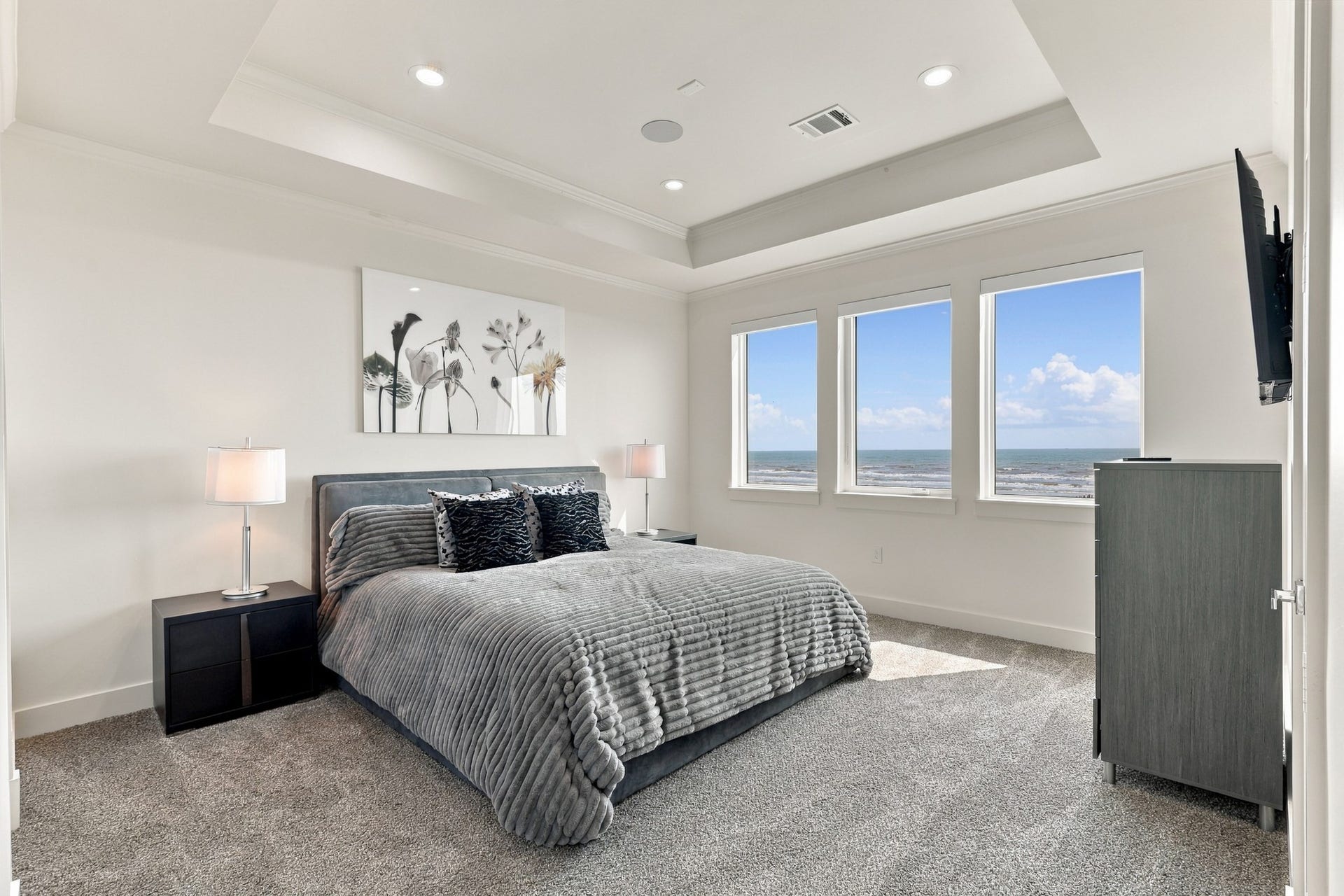 17211 Termini San Luis Pass Rd, Galveston, TX 77554 Forth Gulf-view bedroom
Three windows capture sweeping beach and Gulf views from this inviting bedroom. A tray ceiling, recessed lighting, and soft carpeting complete the relaxing waterfront setting.