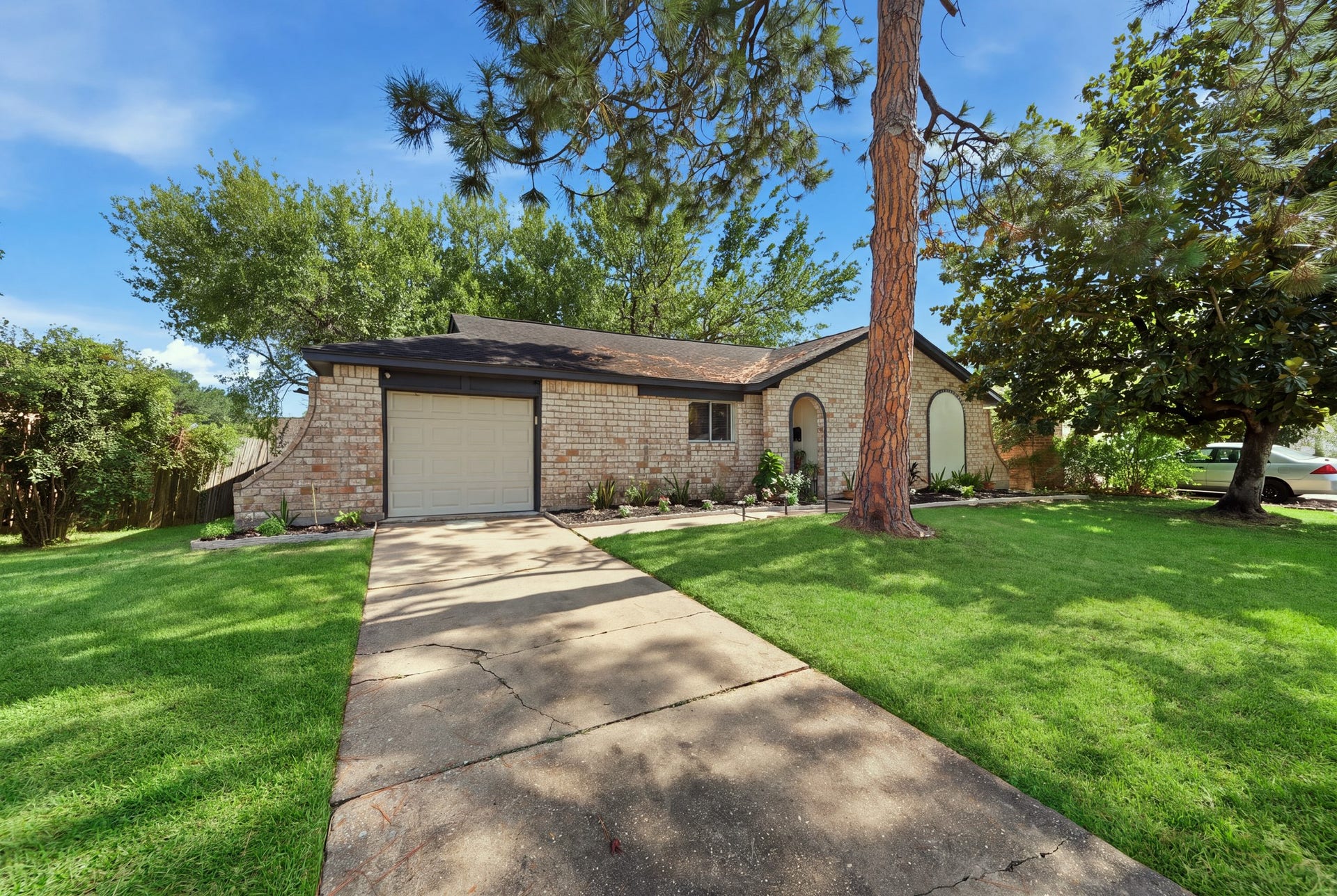 12510 White Plains Drive, Houston, TX 77089 Welcome to 12510 White Plains