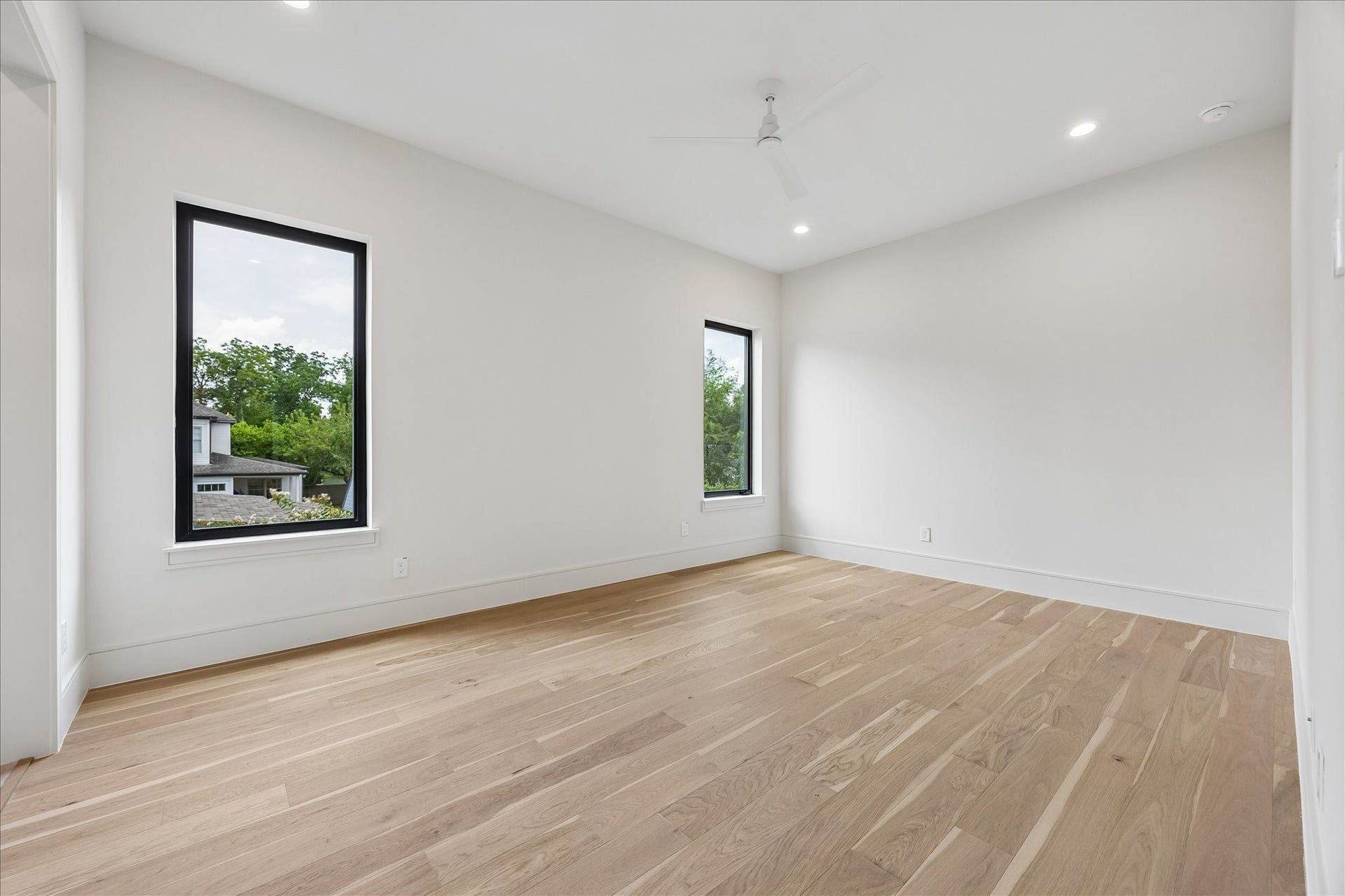316 W 30th Street, Houston, TX 77018 Generous proportions, and direct access to a Jack and Jill bathroom create a comfortable retreat with added privacy. Neutral finishes provide a timeless backdrop ready for any style.