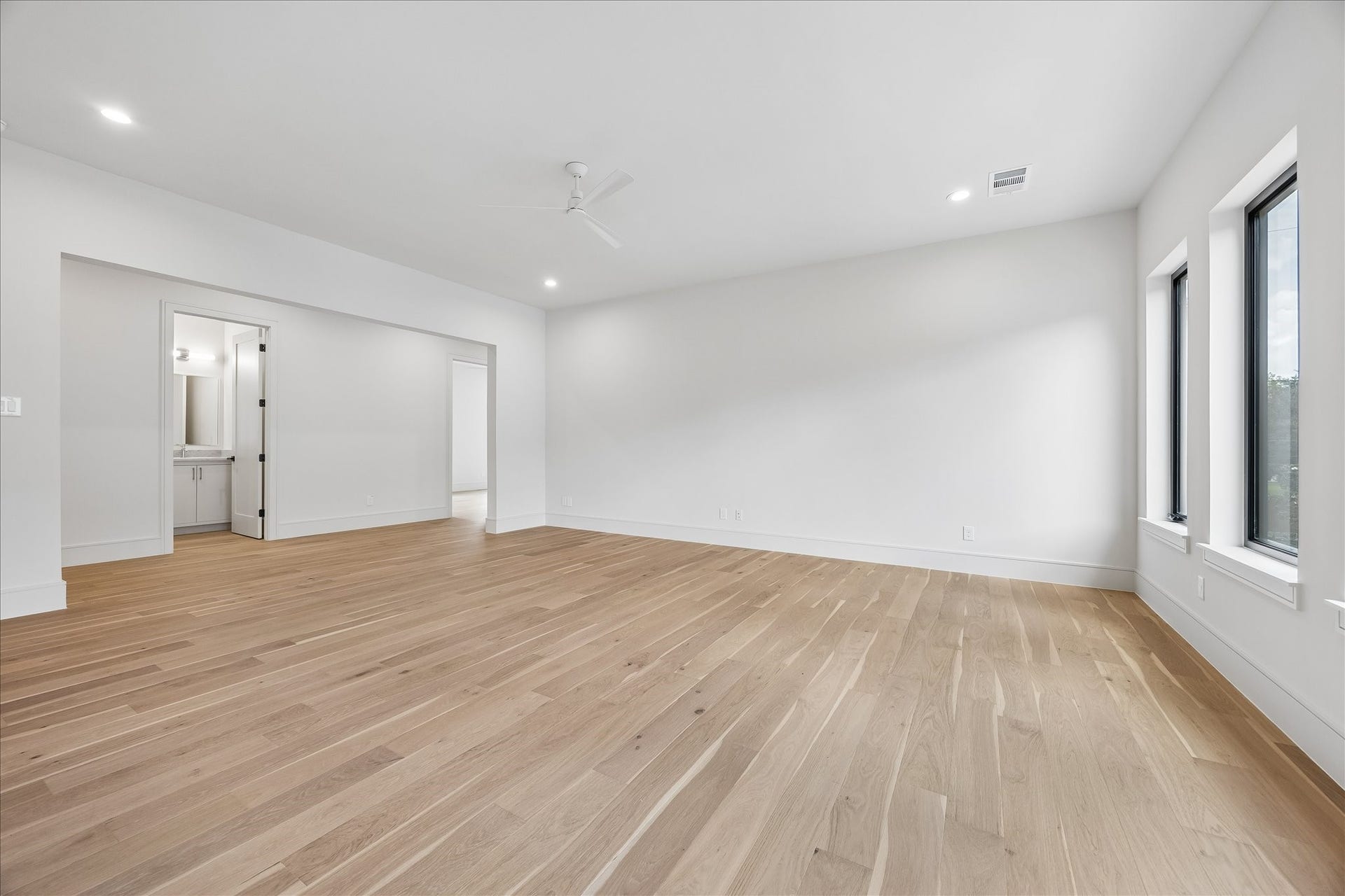 316 W 30th Street, Houston, TX 77018 Open sightlines and an expansive layout offer endless flexibility for a media room, game space, or second living area. A dedicated half bath just steps away makes this the ideal gathering space for family and guests among the homes four upstairs bedrooms.