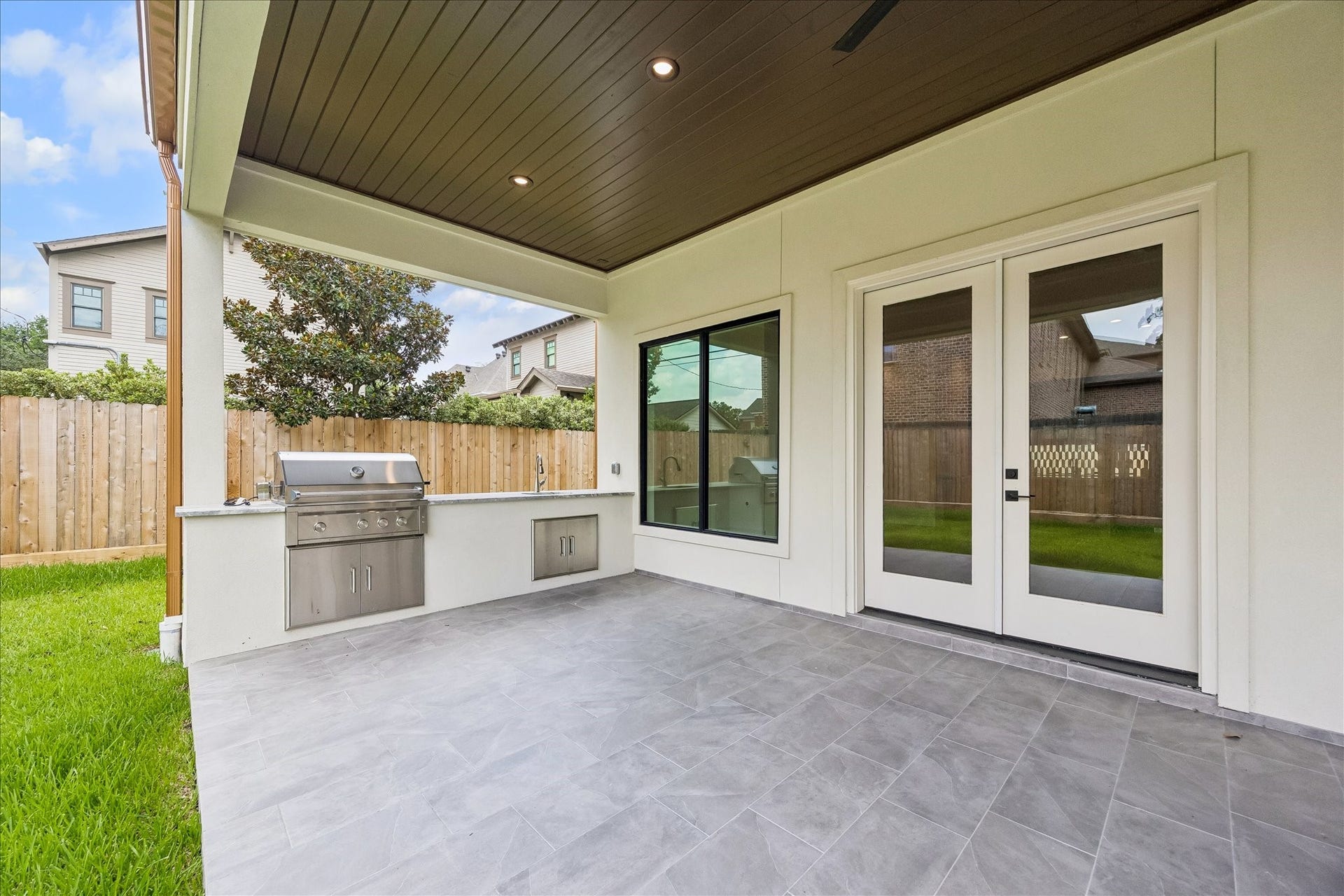 316 W 30th Street, Houston, TX 77018 Fire up the built in outdoor kitchen and enjoy year round entertaining beneath the covered patio with a stained wood ceiling and ceiling fan. Direct access from the family room creates a seamless connection between indoor and outdoor living.