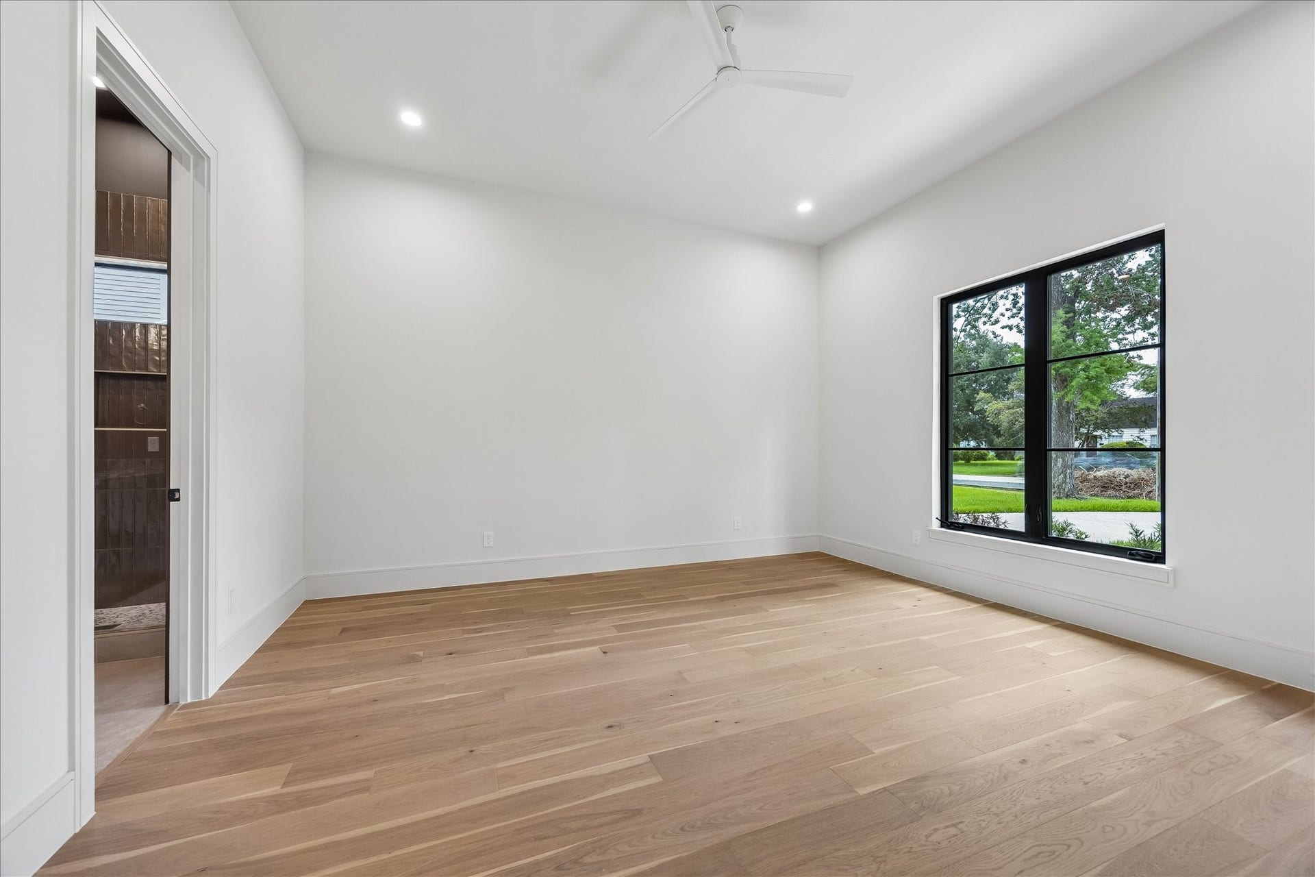 316 W 30th Street, Houston, TX 77018 Natural light and warm wide plank hardwoods create a welcoming first floor guest suite that doubles as a second primary, complete with an ensuite bath for added comfort and privacy. The closet offers the flexibility to add built in dressers and cabinetry to mirror the primary suite, if desired - ideal for overnight guests, multigenerational living, or a dedicated home office.