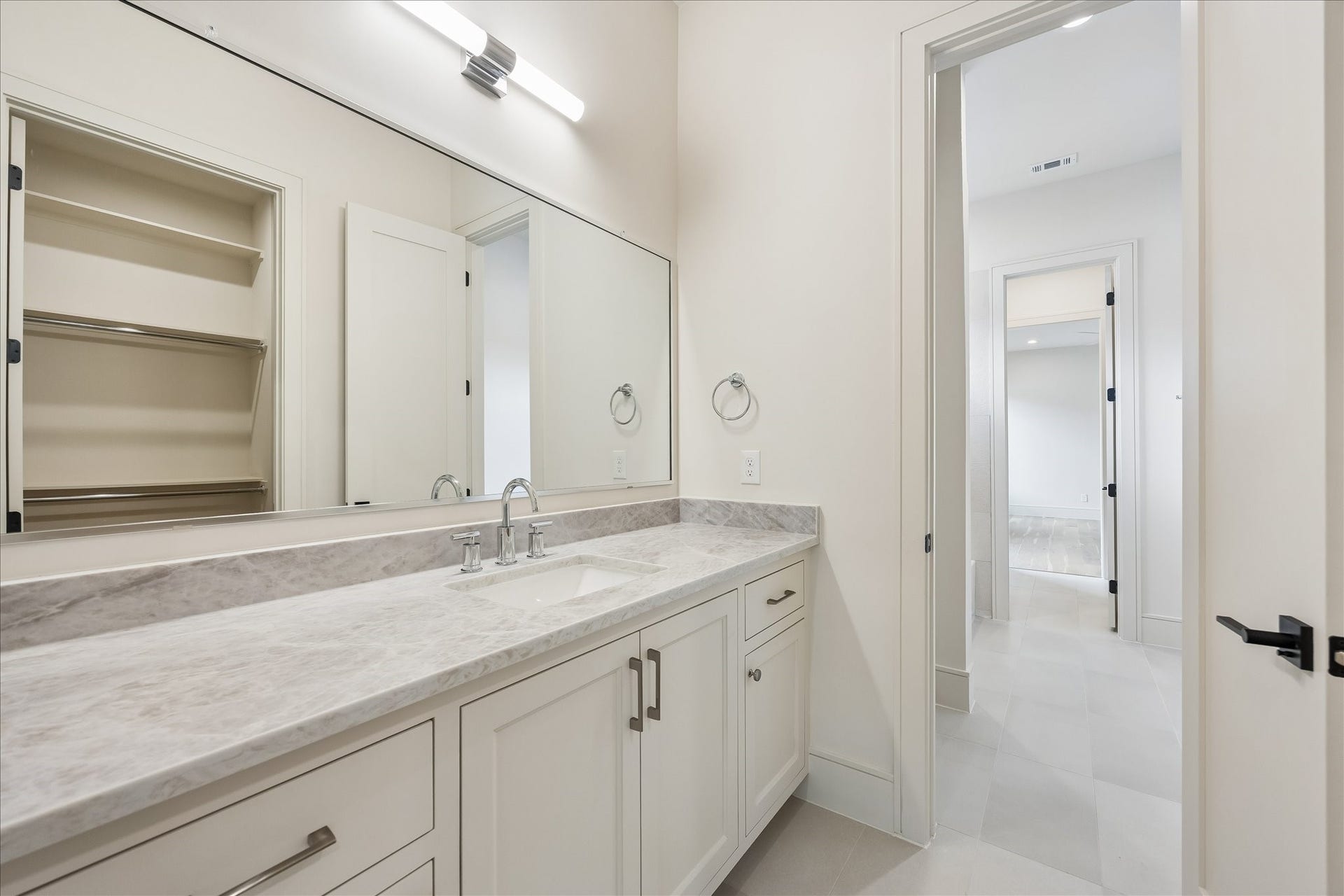 316 W 30th Street, Houston, TX 77018 Quartz countertops, generous vanity storage, and a spacious walk in closet create a functional ensuite designed for everyday comfort. Clean lines and timeless finishes offer a bright, polished look that complements the adjoining bedroom.
