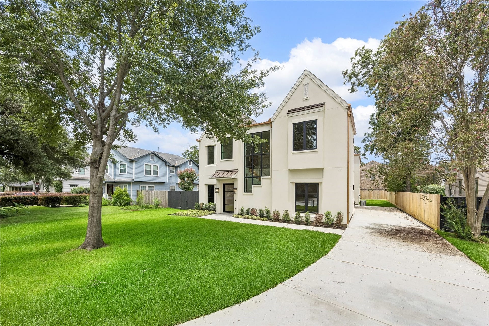 316 W 30th Street, Houston, TX 77018 Oversized private driveway provides abundant parking, with extra length in back to accommodate a 3 point turn in and out of the side facing 2 car garage. The garage side is also plumbed and ready for an optional 26kw generator (upgrade option, approximately $17,000), and the roof combines 70% composition shingle with 30% raised seam metal for a distinctive, durable finish.