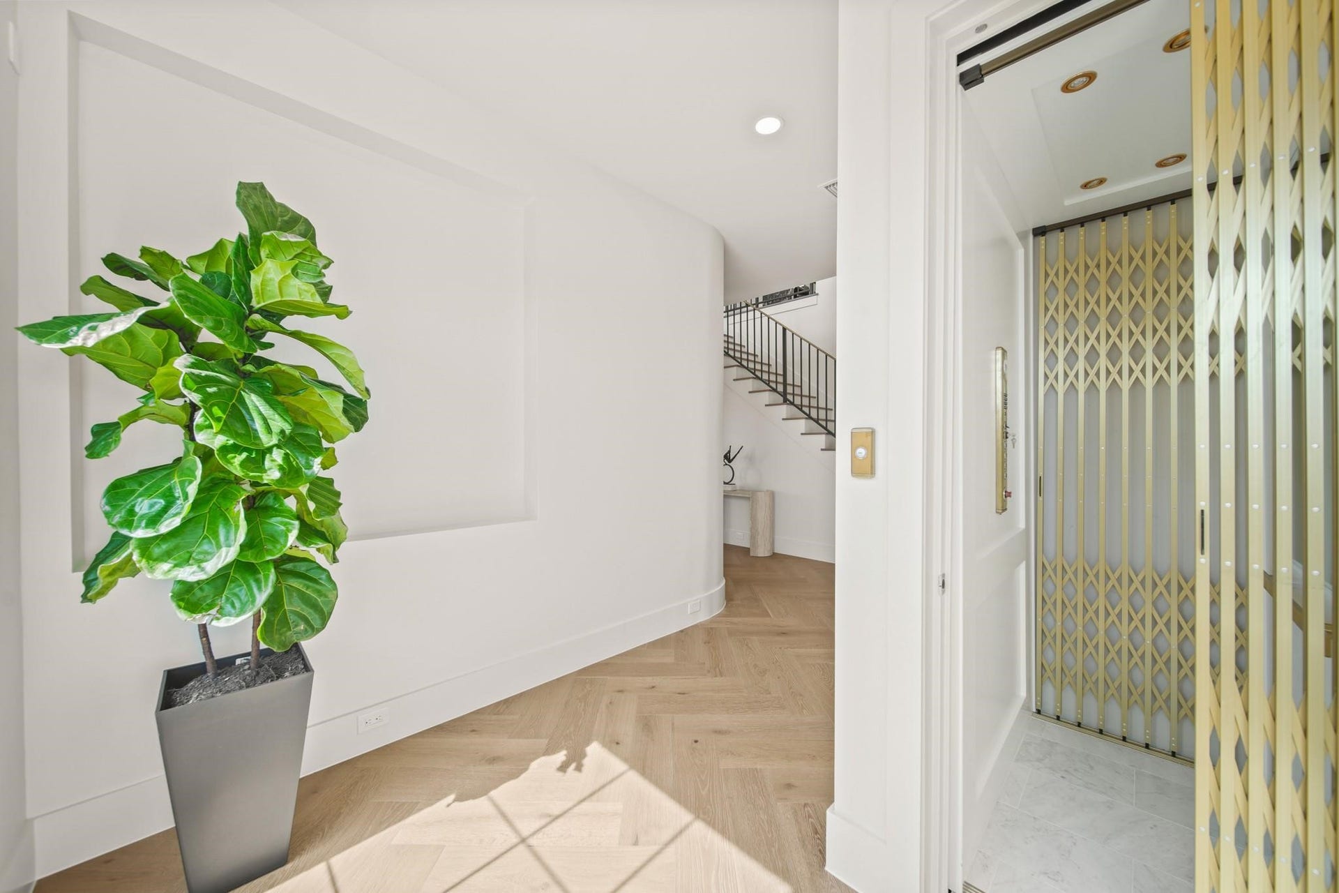 4707 Sunset Circle, Sugar Land, TX 77479 Elevator!