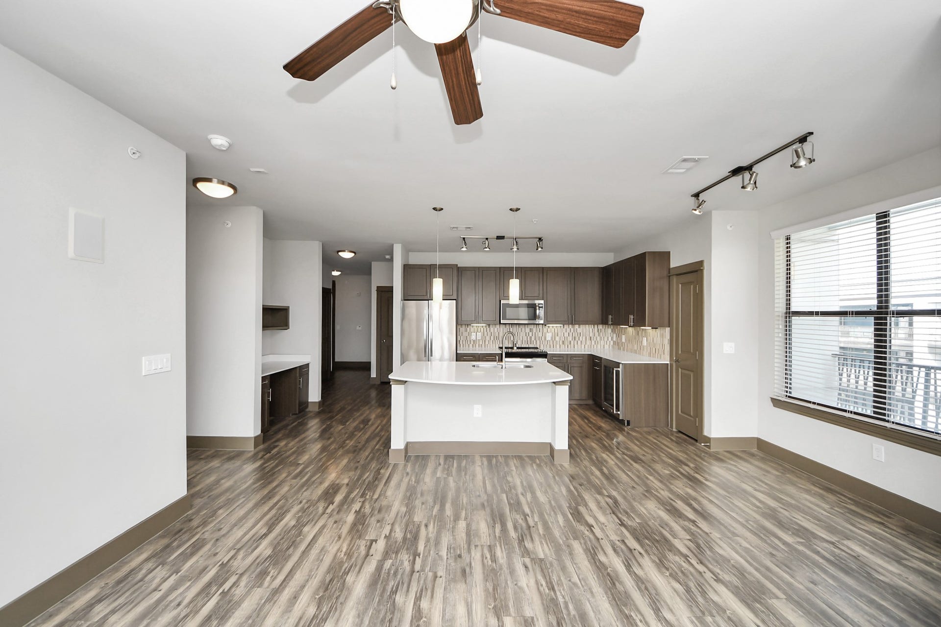 5454 Washington St Avenue, #947, Houston, TX 77007 Photos are not of actual units, similar floor plan finishes, verify dimensions
