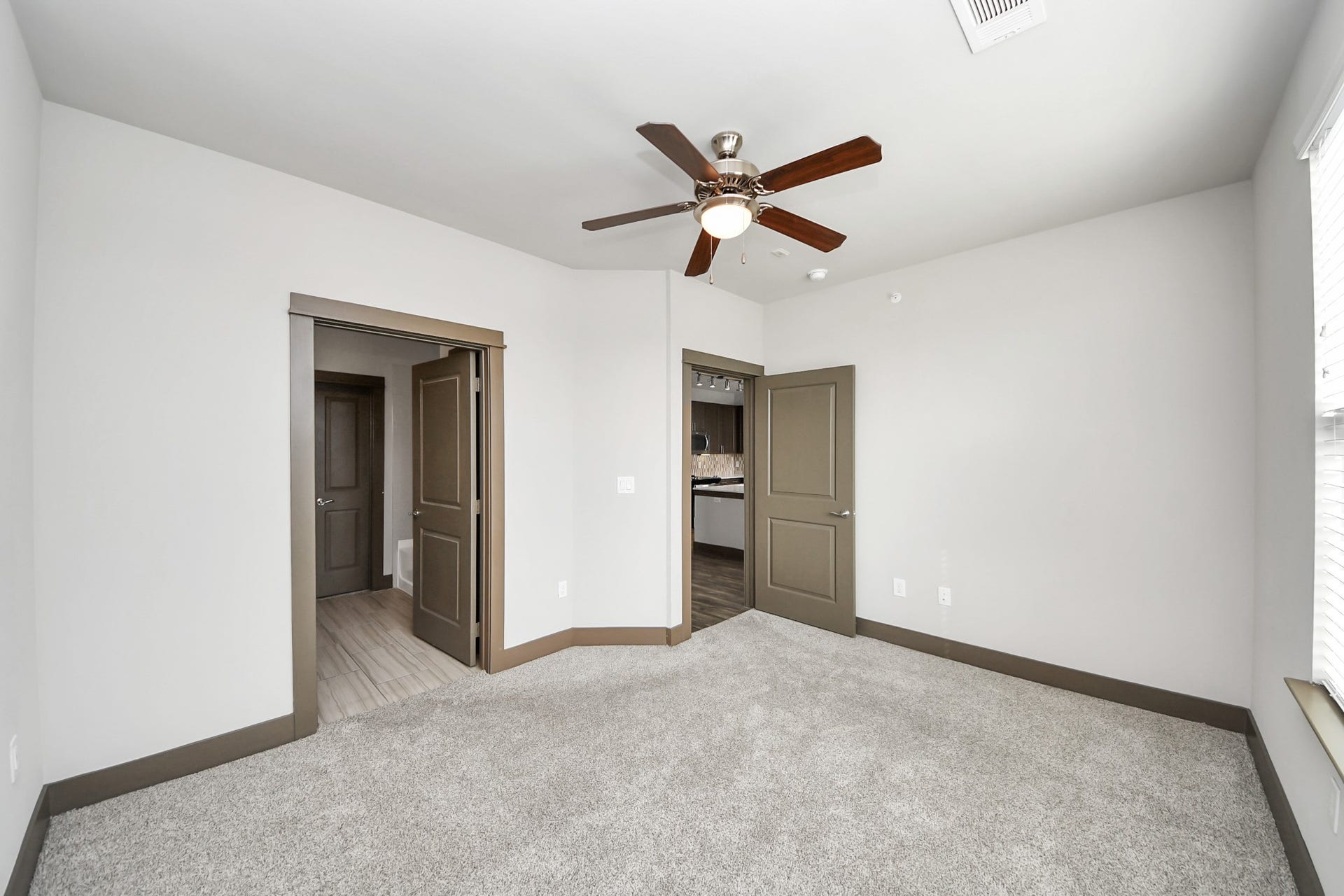 5454 Washington St Avenue, #947, Houston, TX 77007 Photos are not of actual units, similar floor plan finishes, verify dimensions