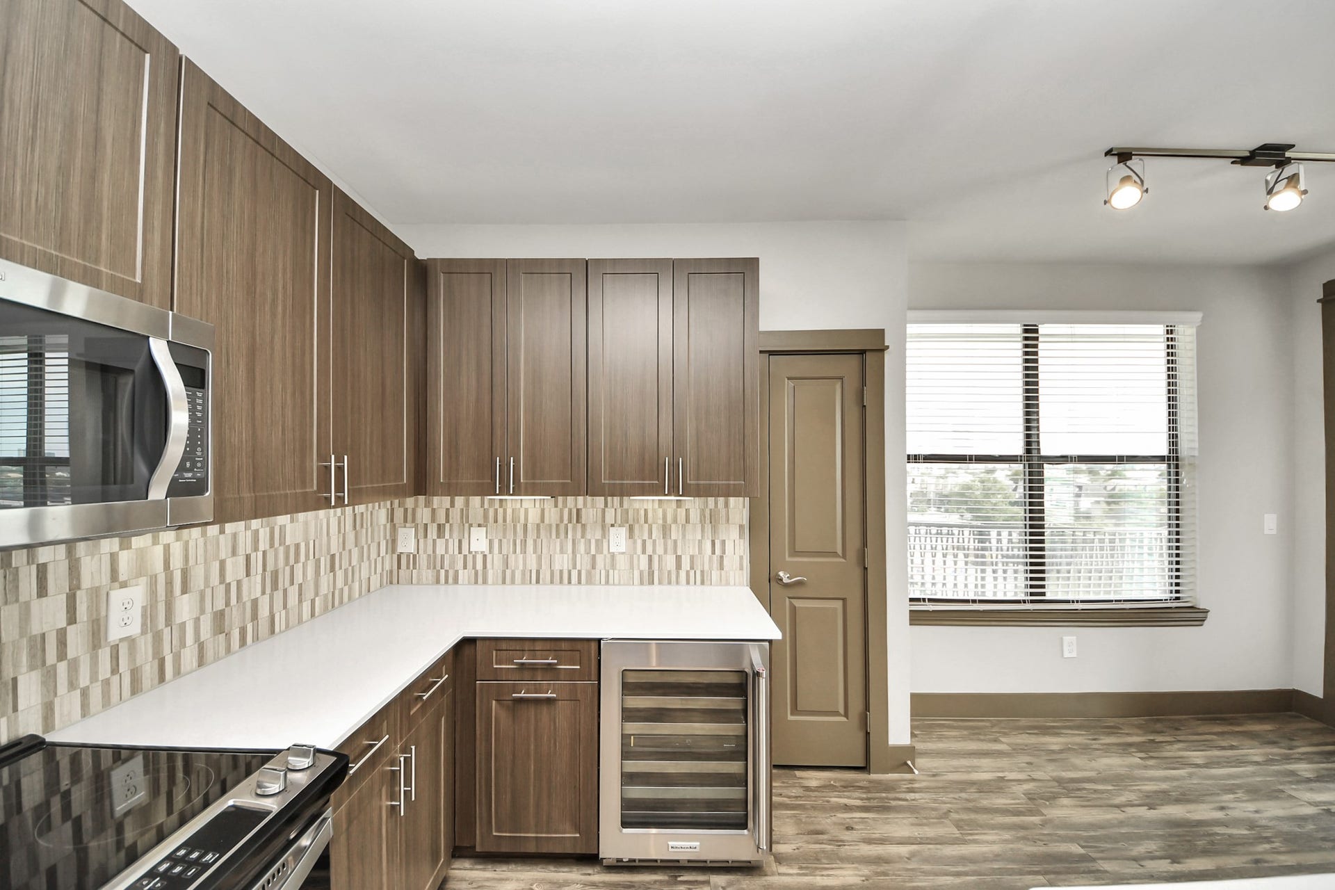5454 Washington St Avenue, #947, Houston, TX 77007 Photos are not of actual units, similar floor plan finishes, verify dimensions