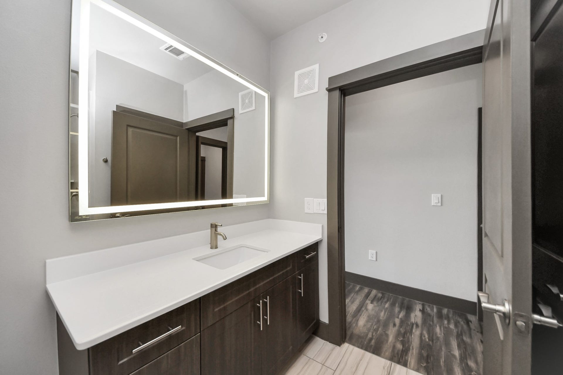 5454 Washington St Avenue, #947, Houston, TX 77007 Photos are not of actual units, similar floor plan finishes, verify dimensions