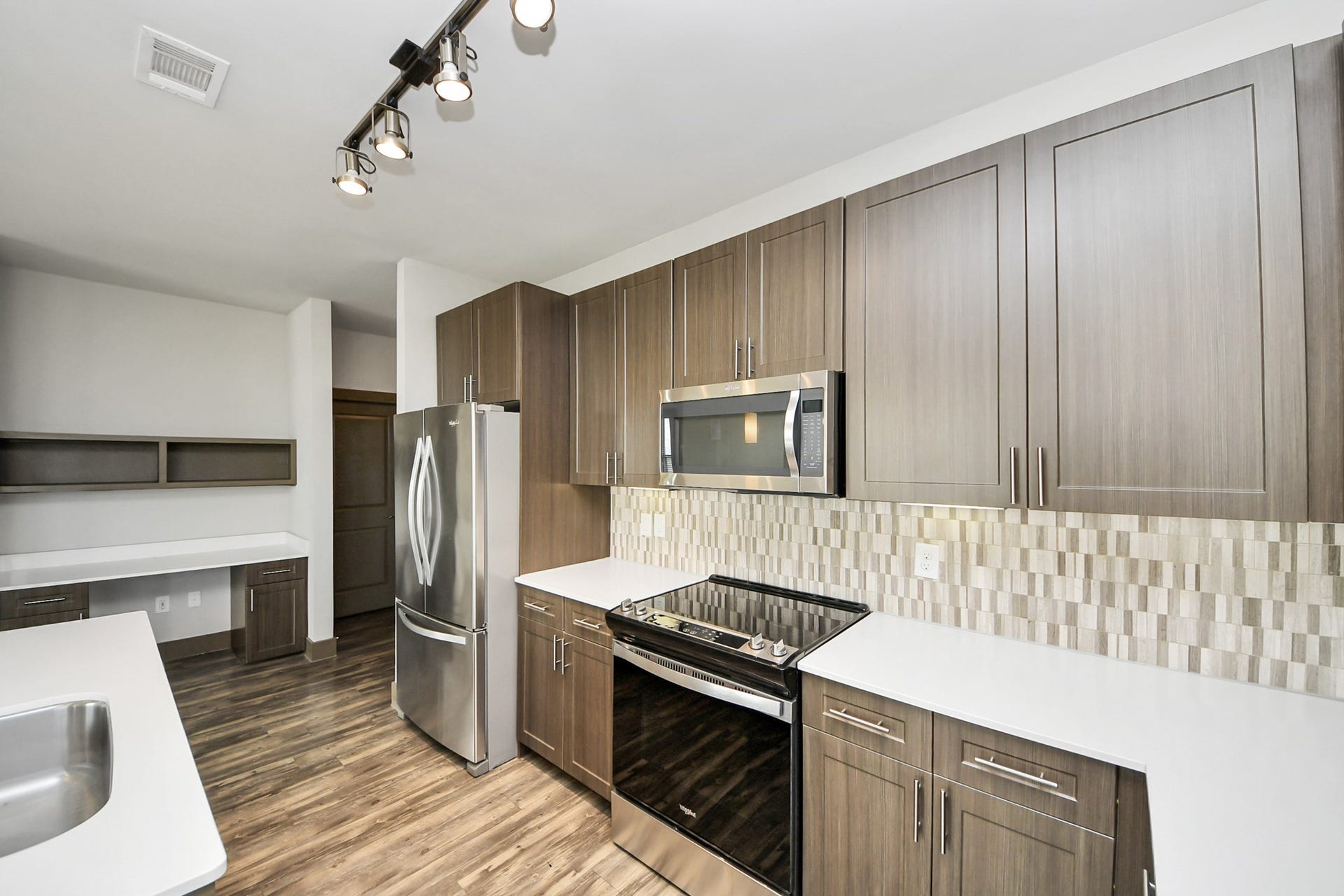 5454 Washington St Avenue, #947, Houston, TX 77007 Photos are not of actual units, similar floor plan finishes, verify dimensions