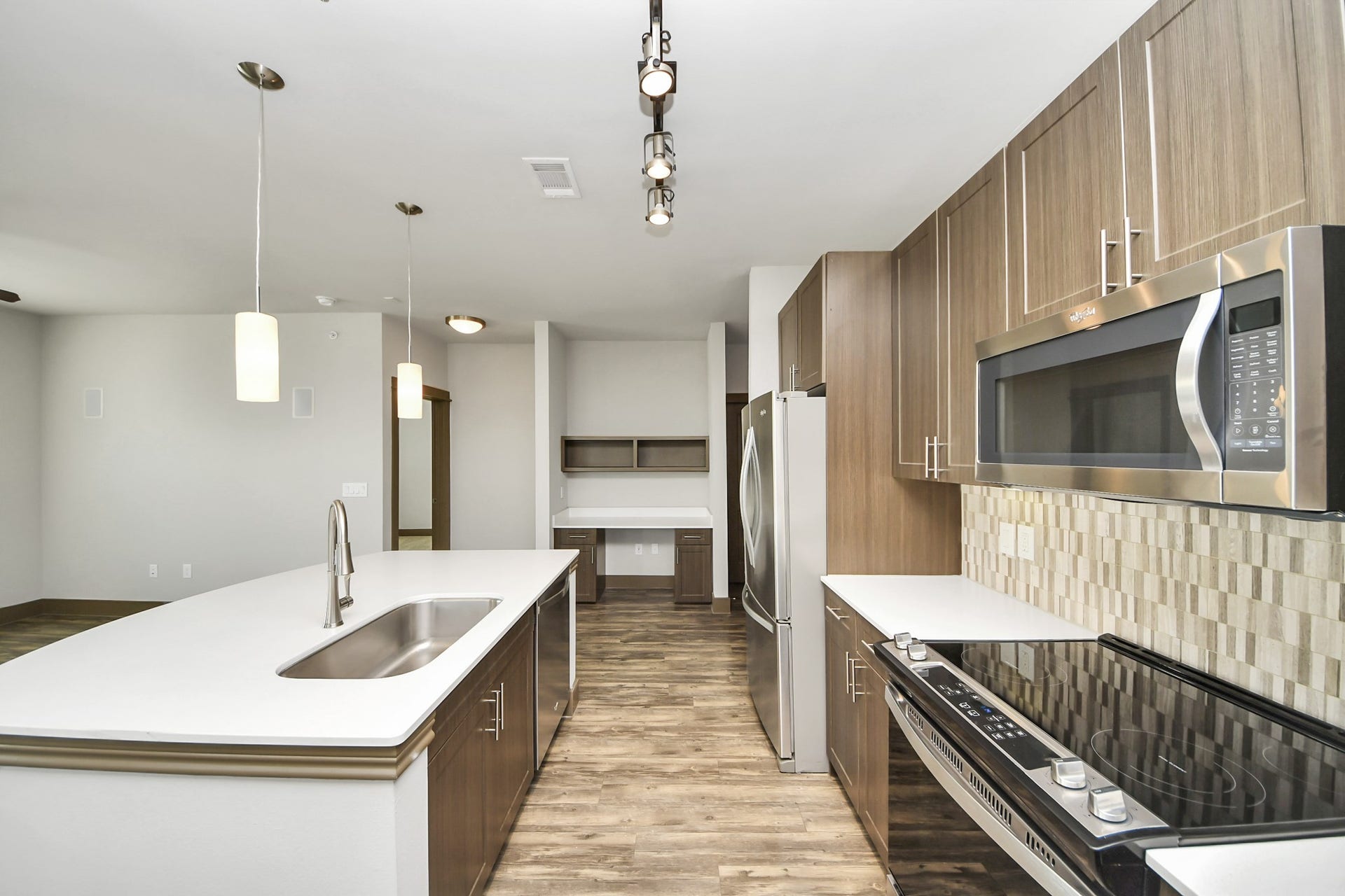 5454 Washington St Avenue, #947, Houston, TX 77007 Photos are not of actual units, similar floor plan finishes, verify dimensions