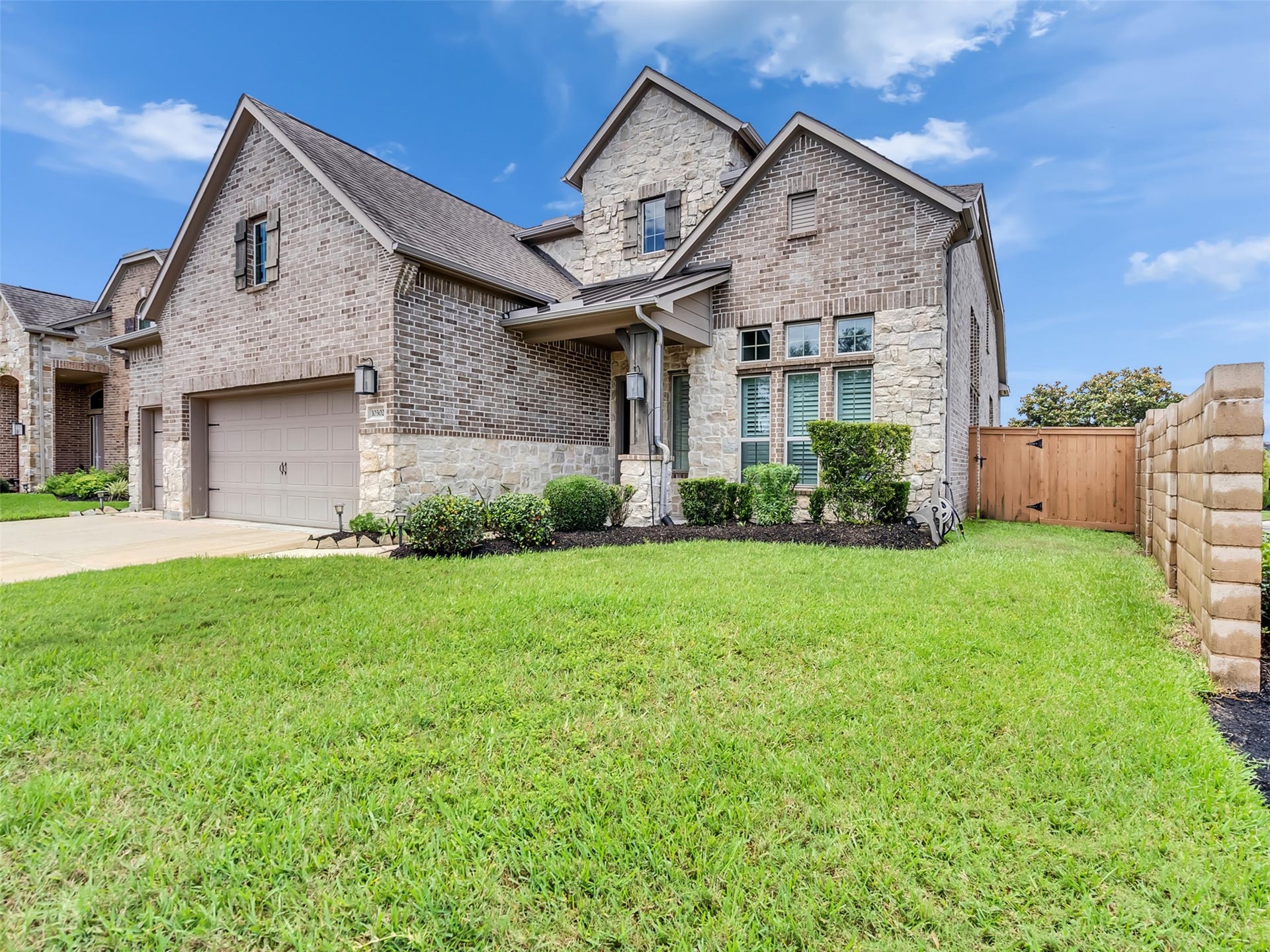 10302 Muir Peak Drive, Rosharon, TX 77583 Side view showing detailed stone and brick work