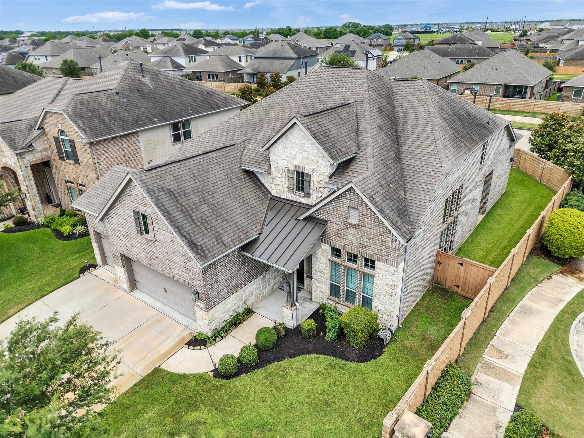 10302 Muir Peak Drive, Rosharon, TX 77583 Aerial view of front elevation