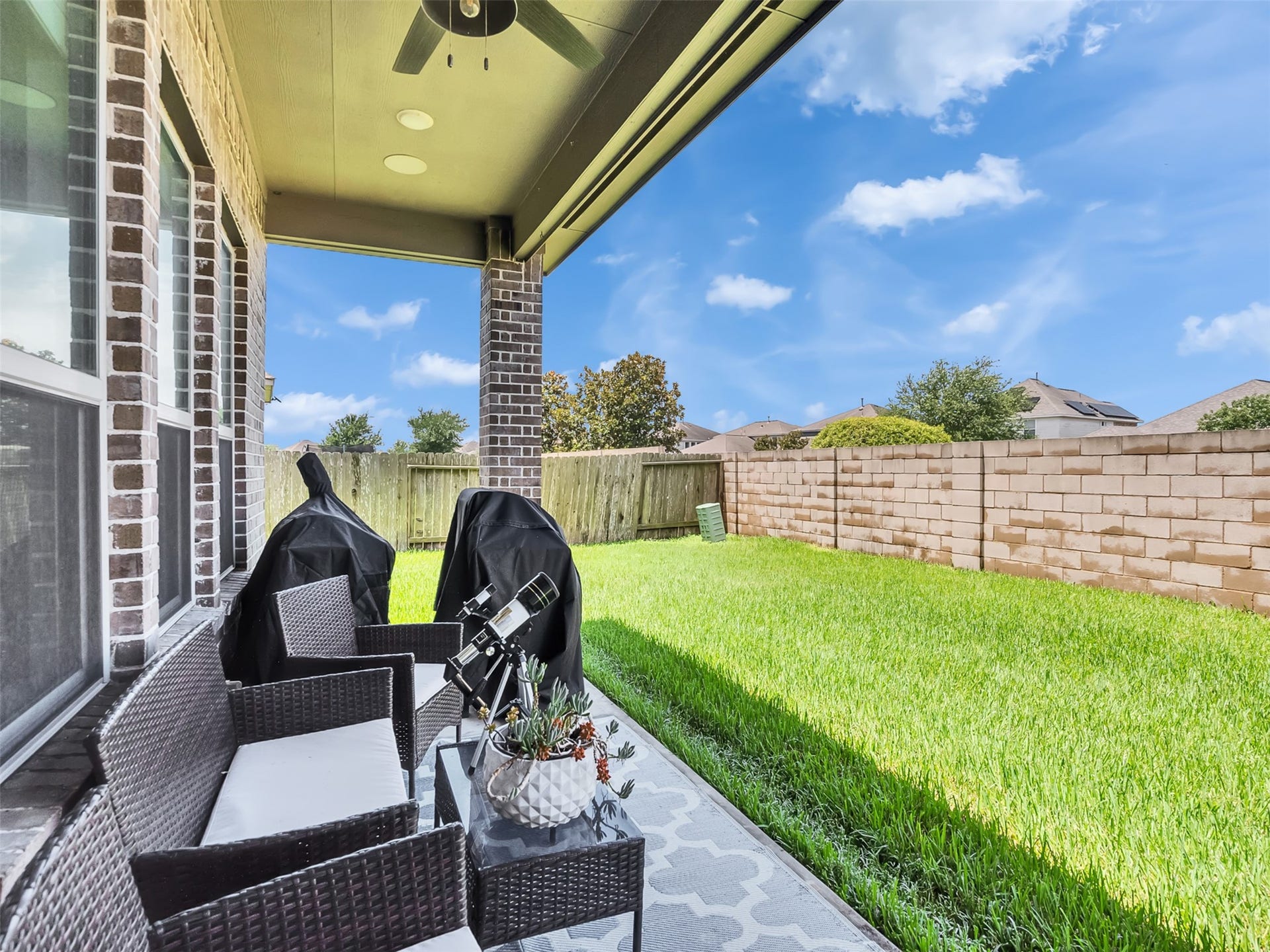 10302 Muir Peak Drive, Rosharon, TX 77583 Covered patio