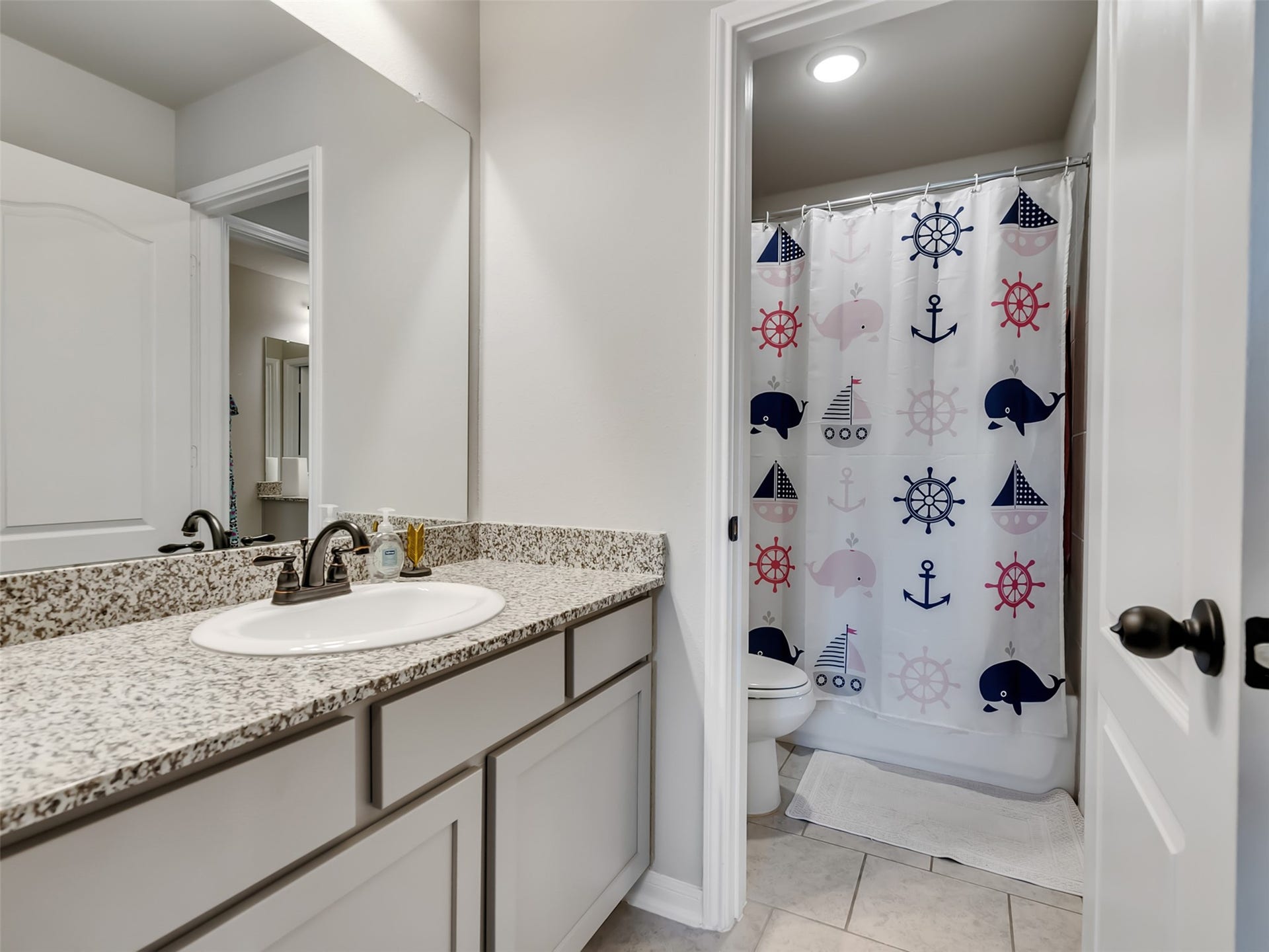 10302 Muir Peak Drive, Rosharon, TX 77583 Upstairs Full Bathroom