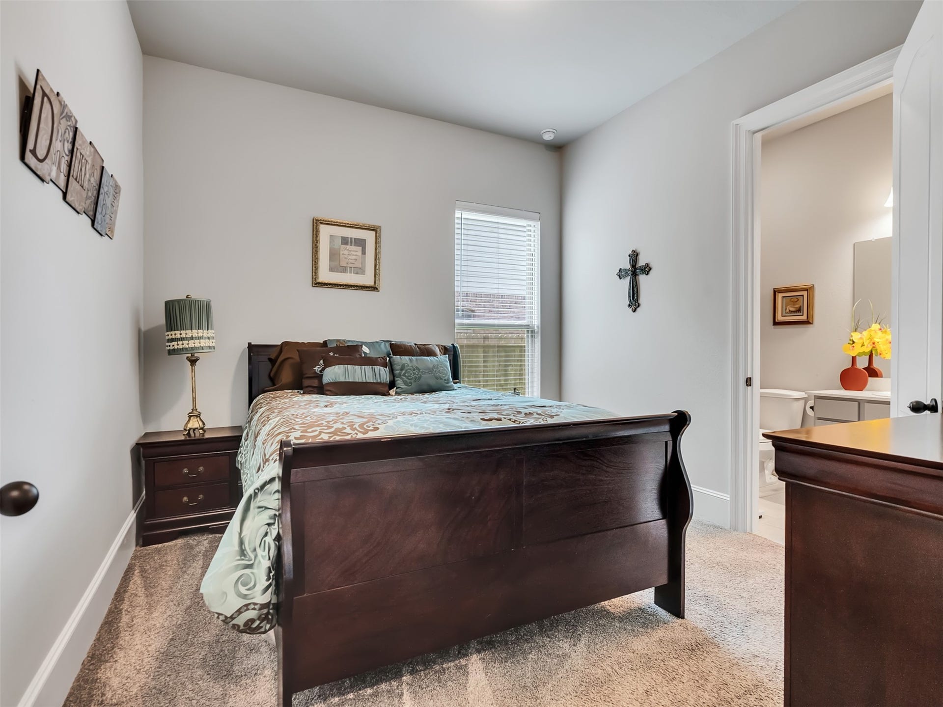 10302 Muir Peak Drive, Rosharon, TX 77583 Guest bedroom located downstairs with carpet.
