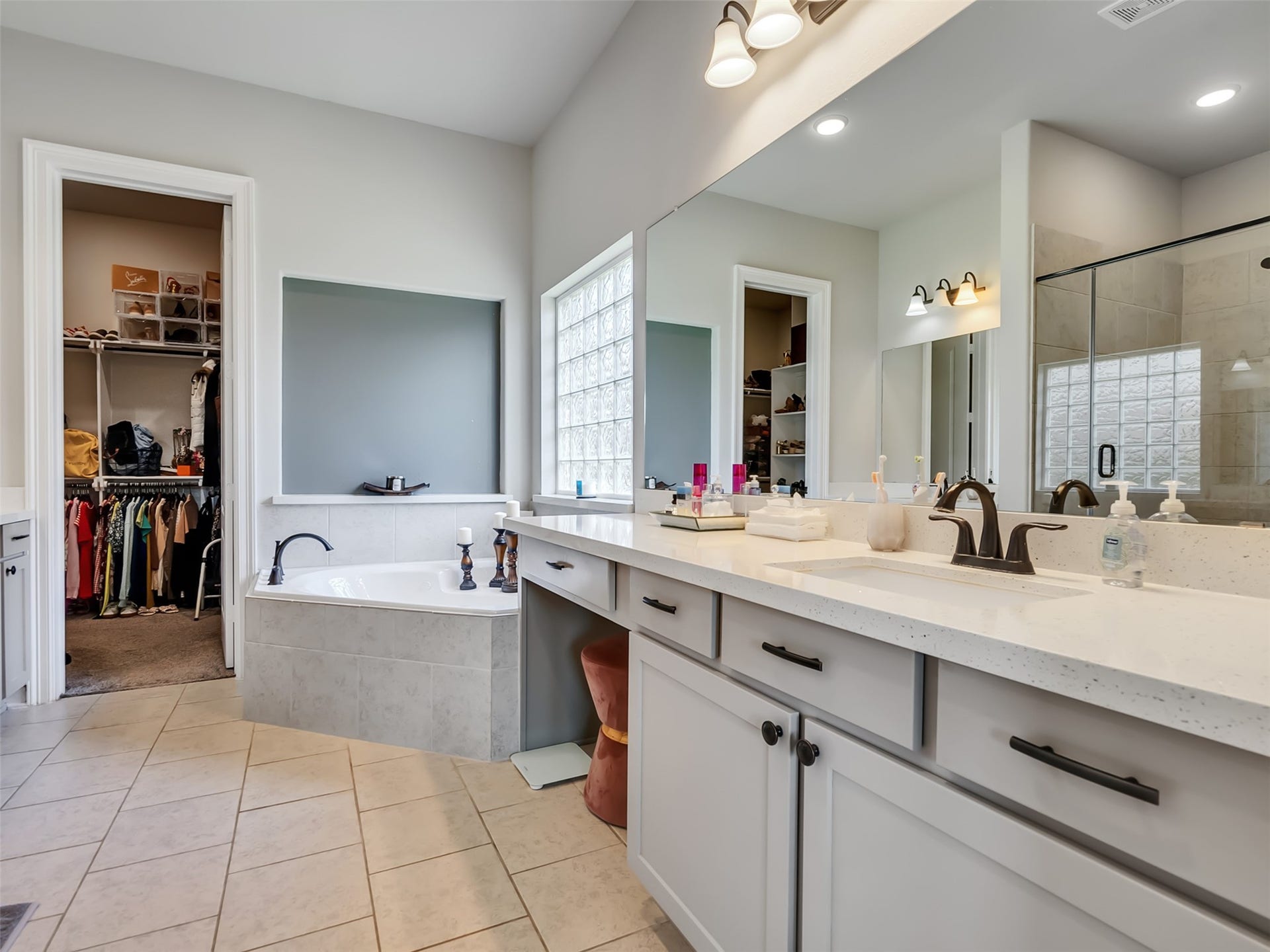 10302 Muir Peak Drive, Rosharon, TX 77583 Primary bathroom with dual vanity and makeup area.